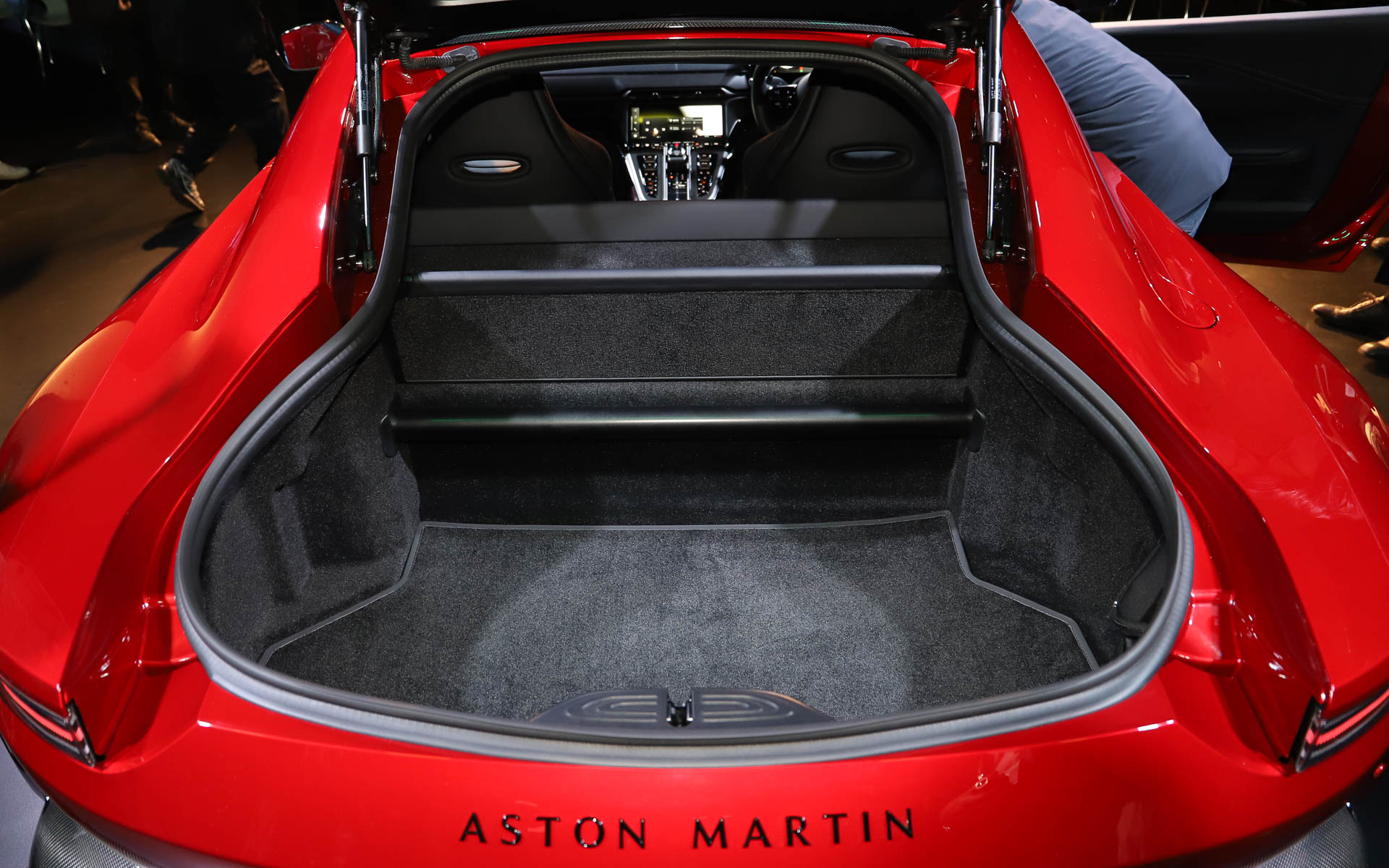 新型ヴァンテージのインテリア。トランク容量は235L～436Lを確保している