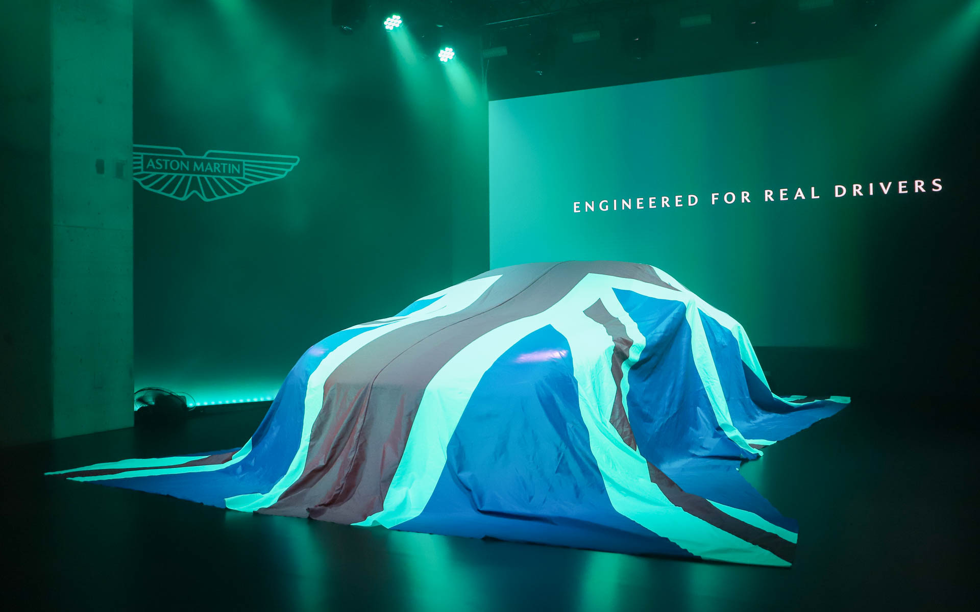 アダムス氏のあいさつのあと、2月12日（現地時間）に発表されたばかりの新型ヴァンテージがアンベールされた