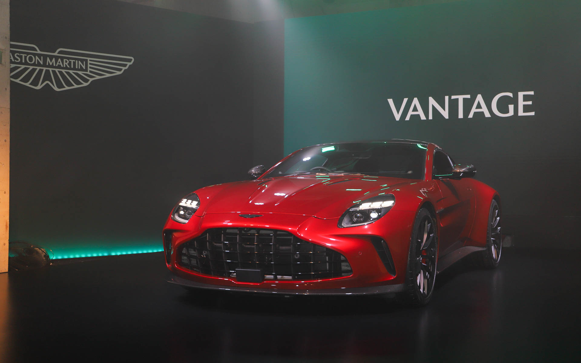 アダムス氏のあいさつのあと、2月12日（現地時間）に発表されたばかりの新型ヴァンテージがアンベールされた