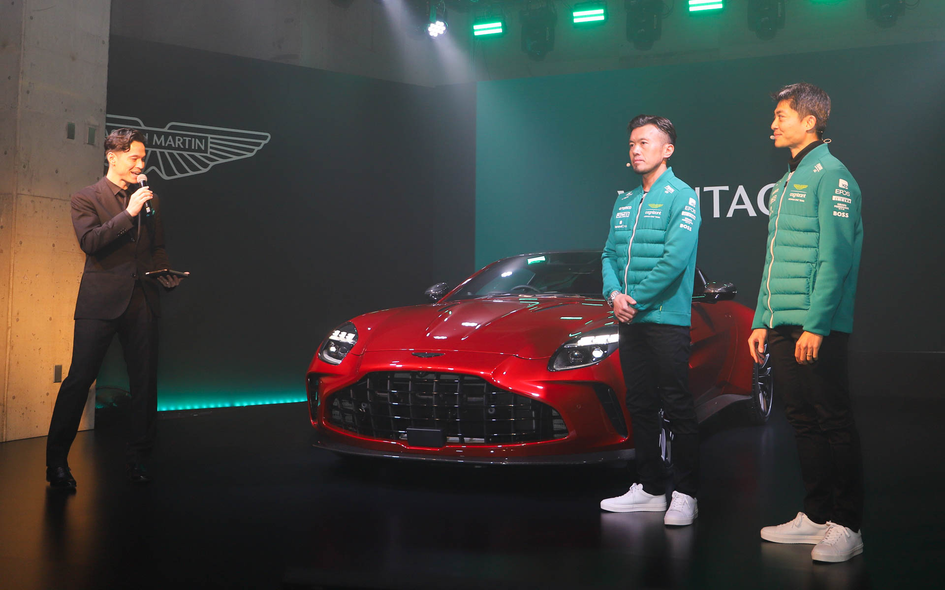 パワートレーンやデザイン、機能といったヴァンテージの特徴をMCのケリー隆介氏が紹介し、ゲストとして登場したドライバーの坂本祐也氏と安岡秀徒氏がコメントを話すトークセッションが行なわれた