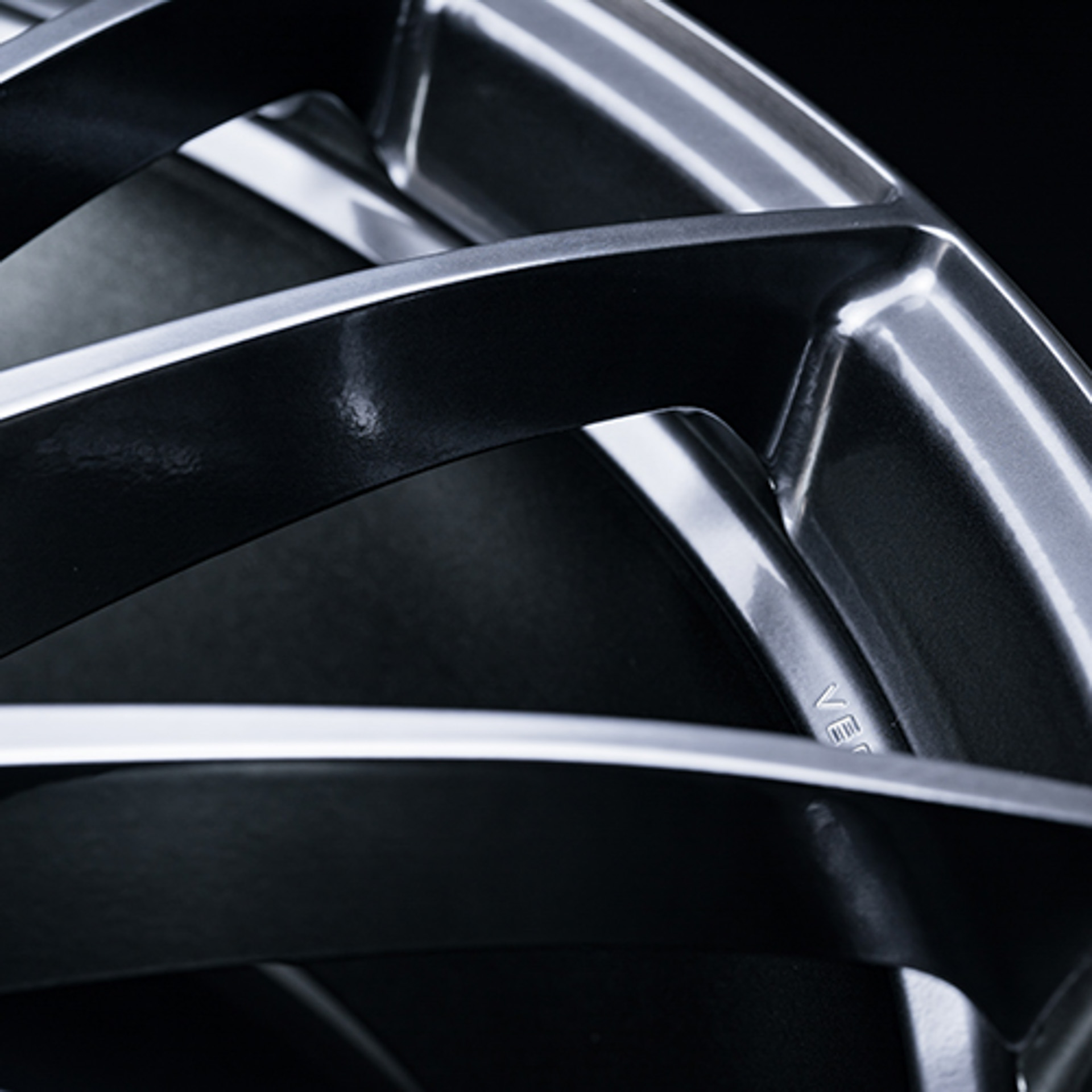 スポークの付け根と下部を1段落とした、アンダーカット加工を実施