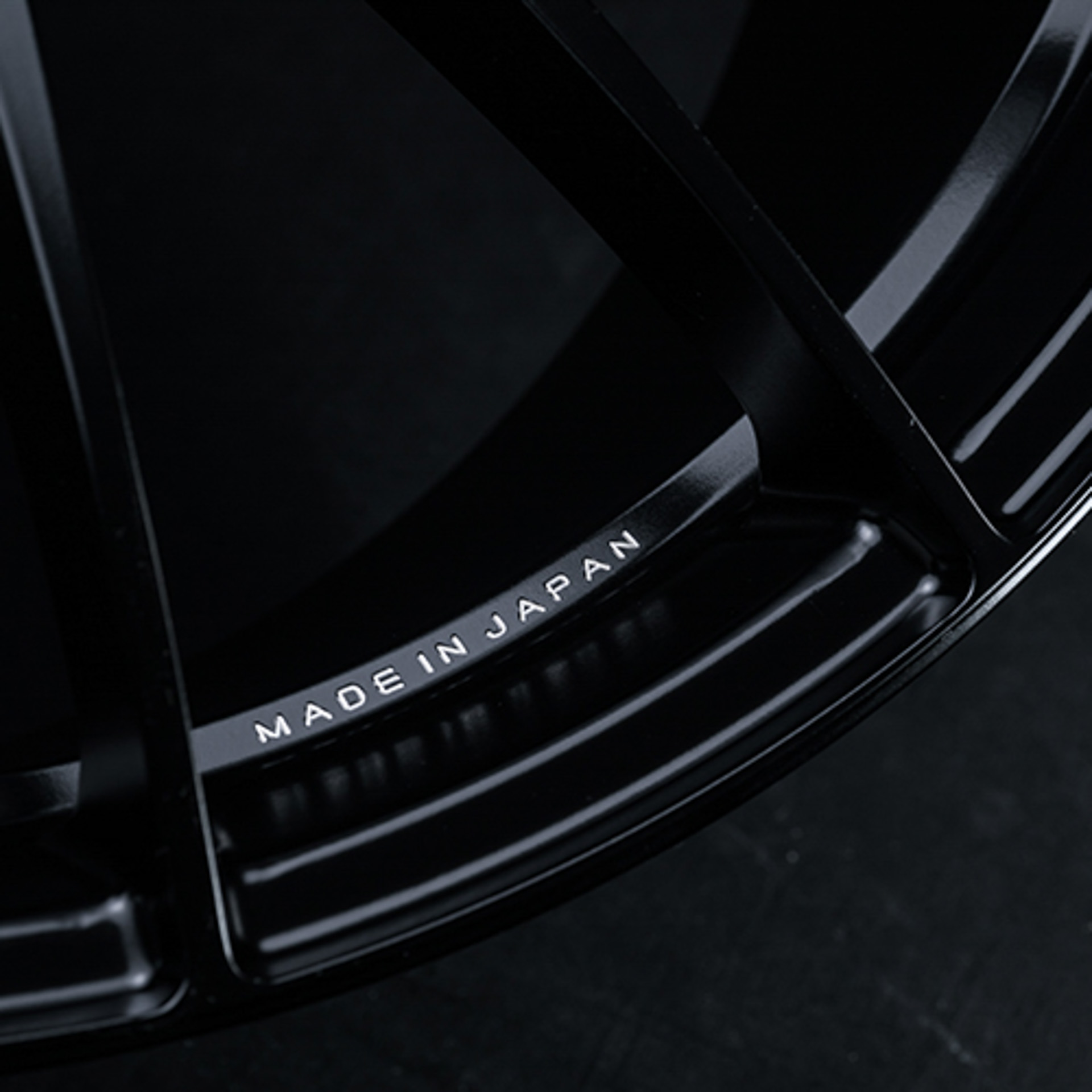 「FORGED」「MADE IN JAPAN」「RAYS ENG」のマシニング彫刻が入る