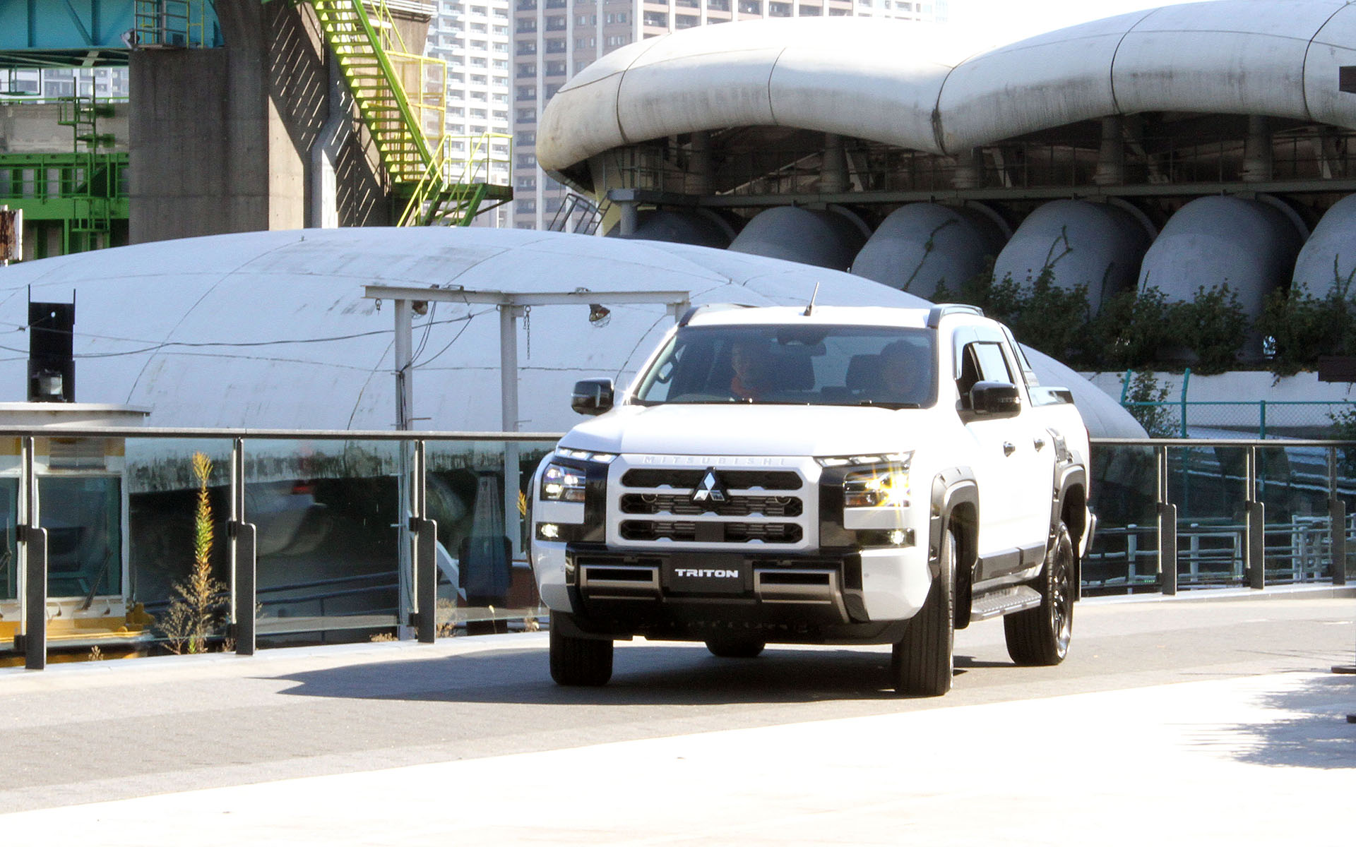 新型トライトンに乗って中村副社長、ヒロミさんが登場