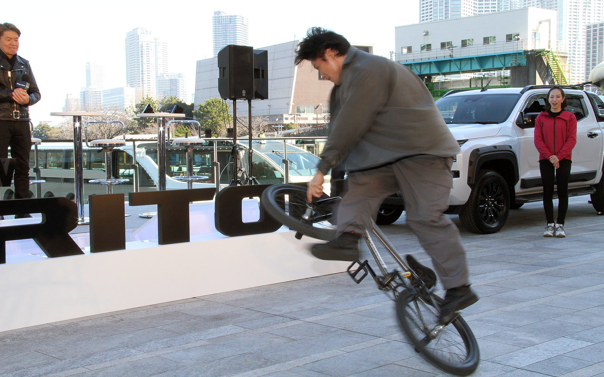 内野さんが技を披露する場面も