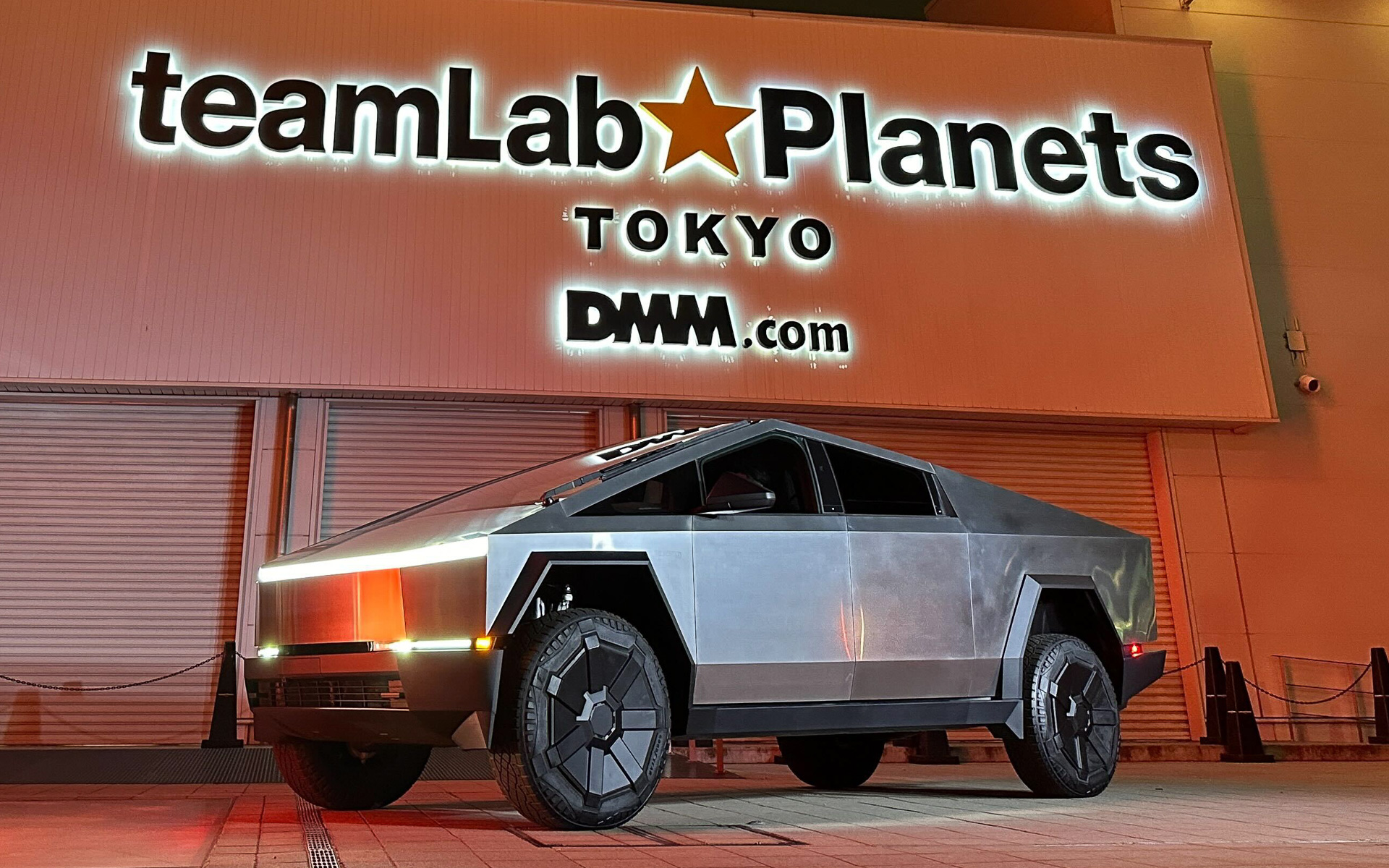 東京都江東区豊洲にある「チームラボ プラネッツ TOKYO DMM」に登場したサイバートラック