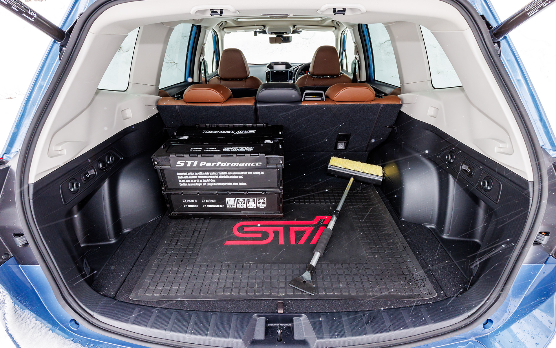 広々としたラゲッジ。STIロゴが入ったラバーマットはディーラーオプション。STIの折りたたみコンテナの中にはチェーンやスコップなどの雪道セットが入っている