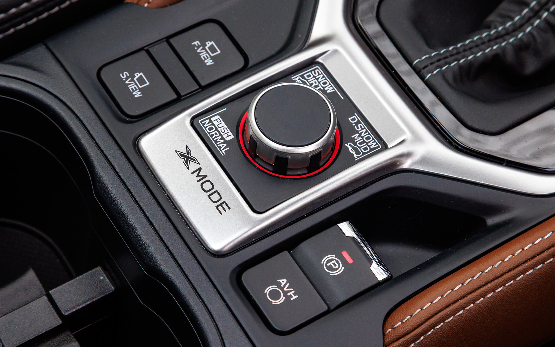 路面状況に応じてモードを選択すると、4輪の駆動力やブレーキなどを適切にコントロールする「X-MODE」のダイヤル式スイッチ。滑りやすい道では「SNOW・DIRT」モード、タイヤが埋まってしまうような道では「DEEP SNOW・MUD」モードを推奨