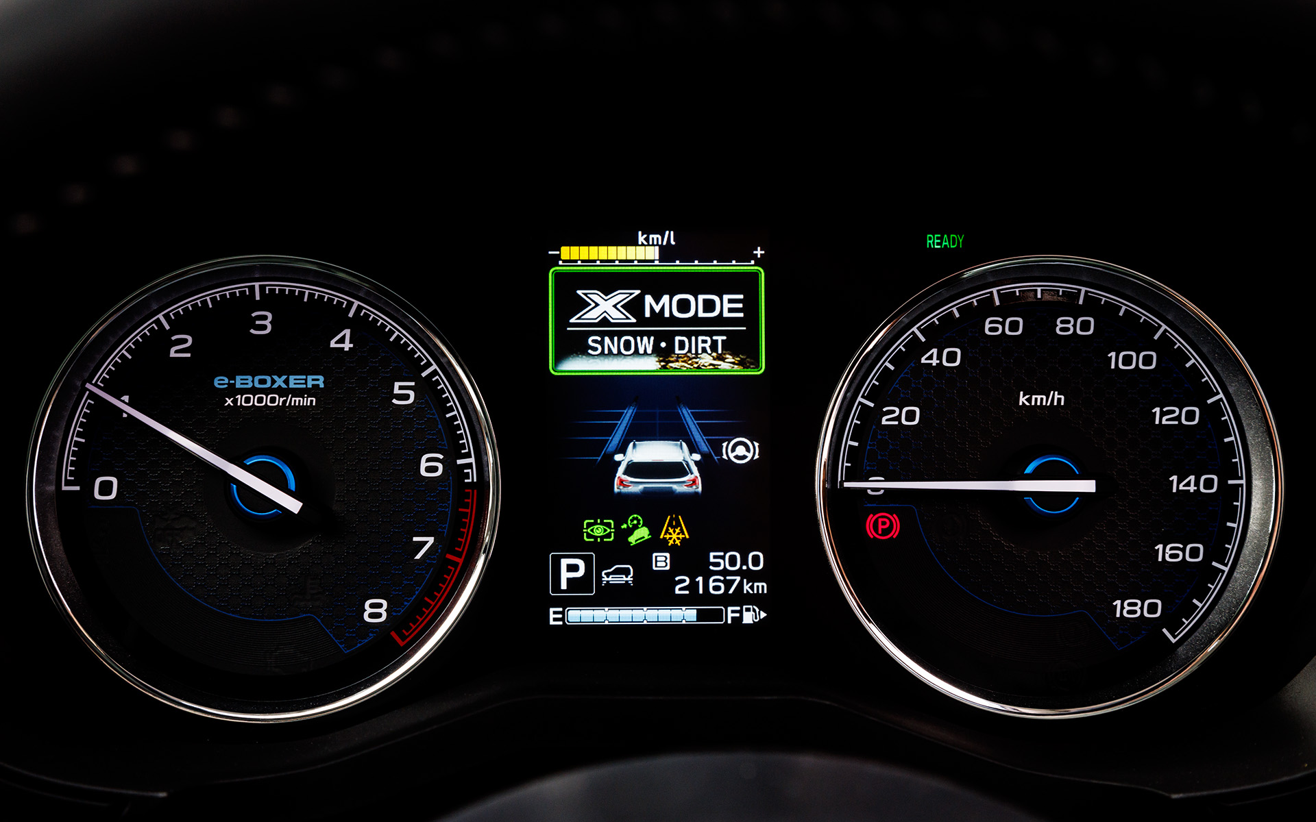 どのモードに入っているかは、メーター内のマルチインフォメーションディスプレイ、インパネ上部のマルチファンクションディスプレイで確認できる