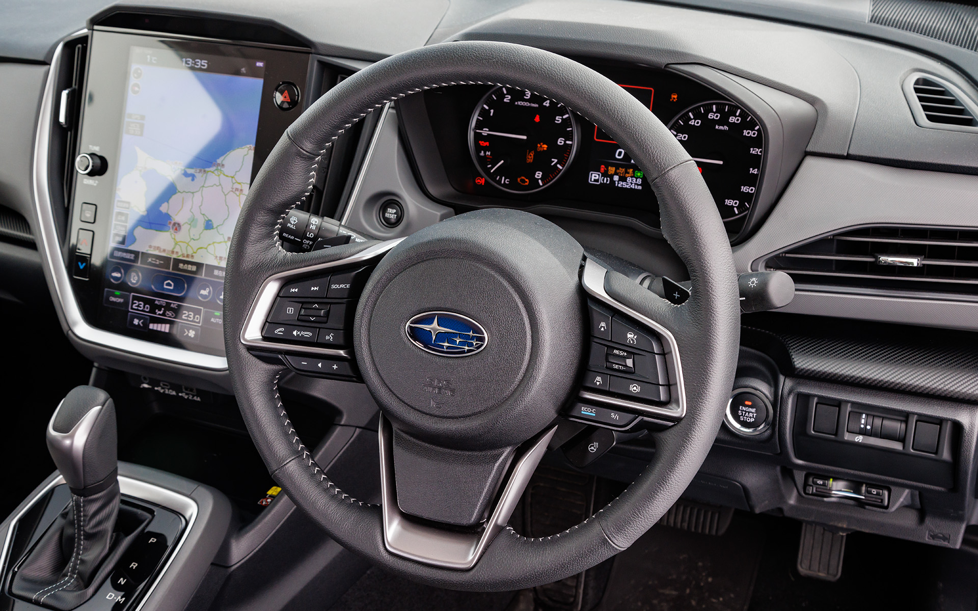 クロストレック リミテッドのインテリア。縦長の11.6インチのセンターインフォメーションディスプレイは標準装備となる