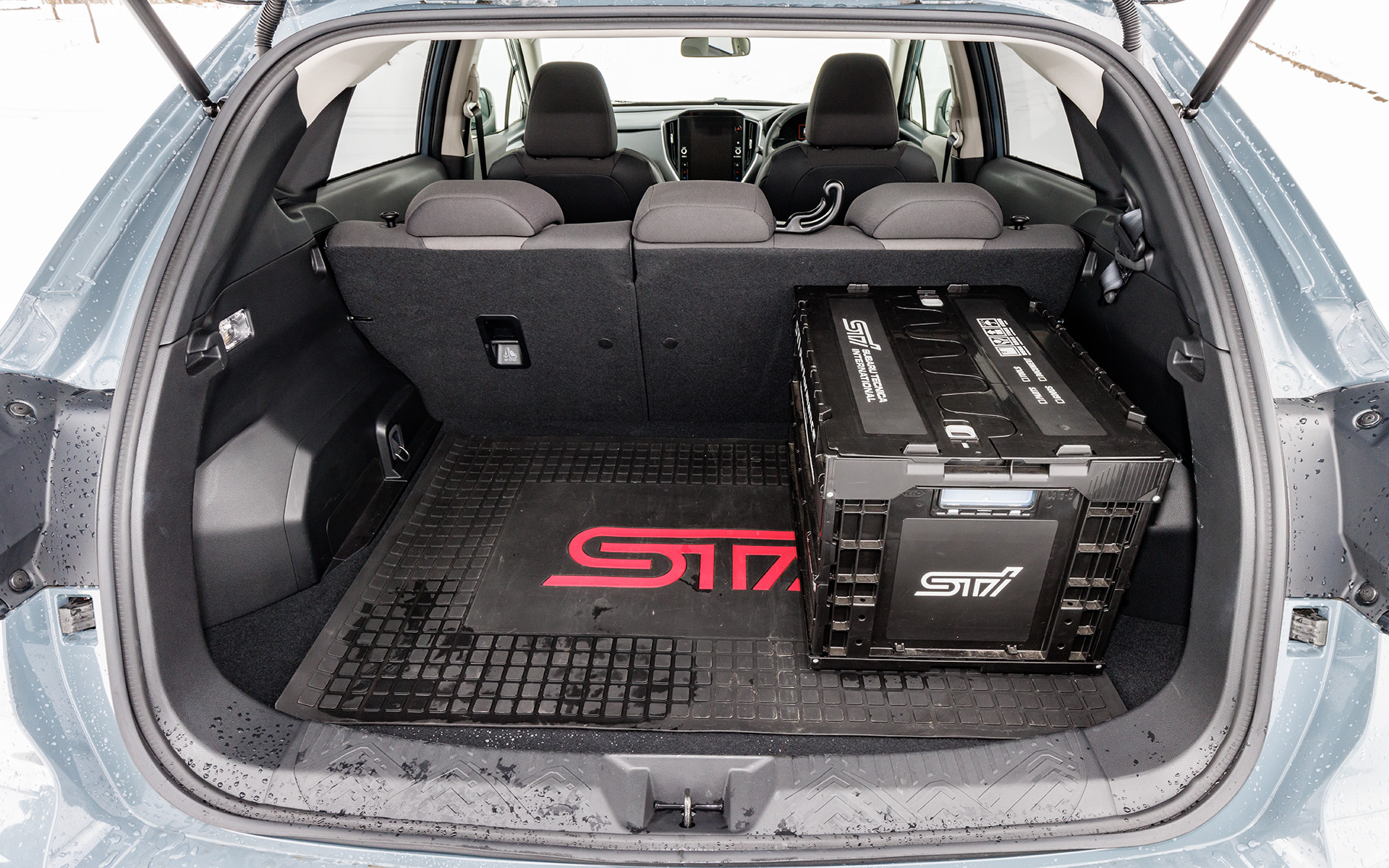 ラゲッジはフォレスターと比べると小さめ。それでも1泊2日の荷物を3人分余裕で飲み込むほどの容量はキッチリ確保されている