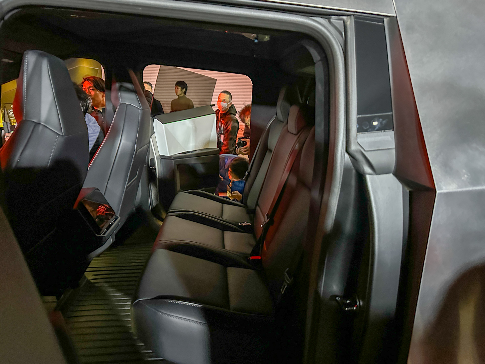 フロントに2名、リアに3名分のシートを用意するインテリア