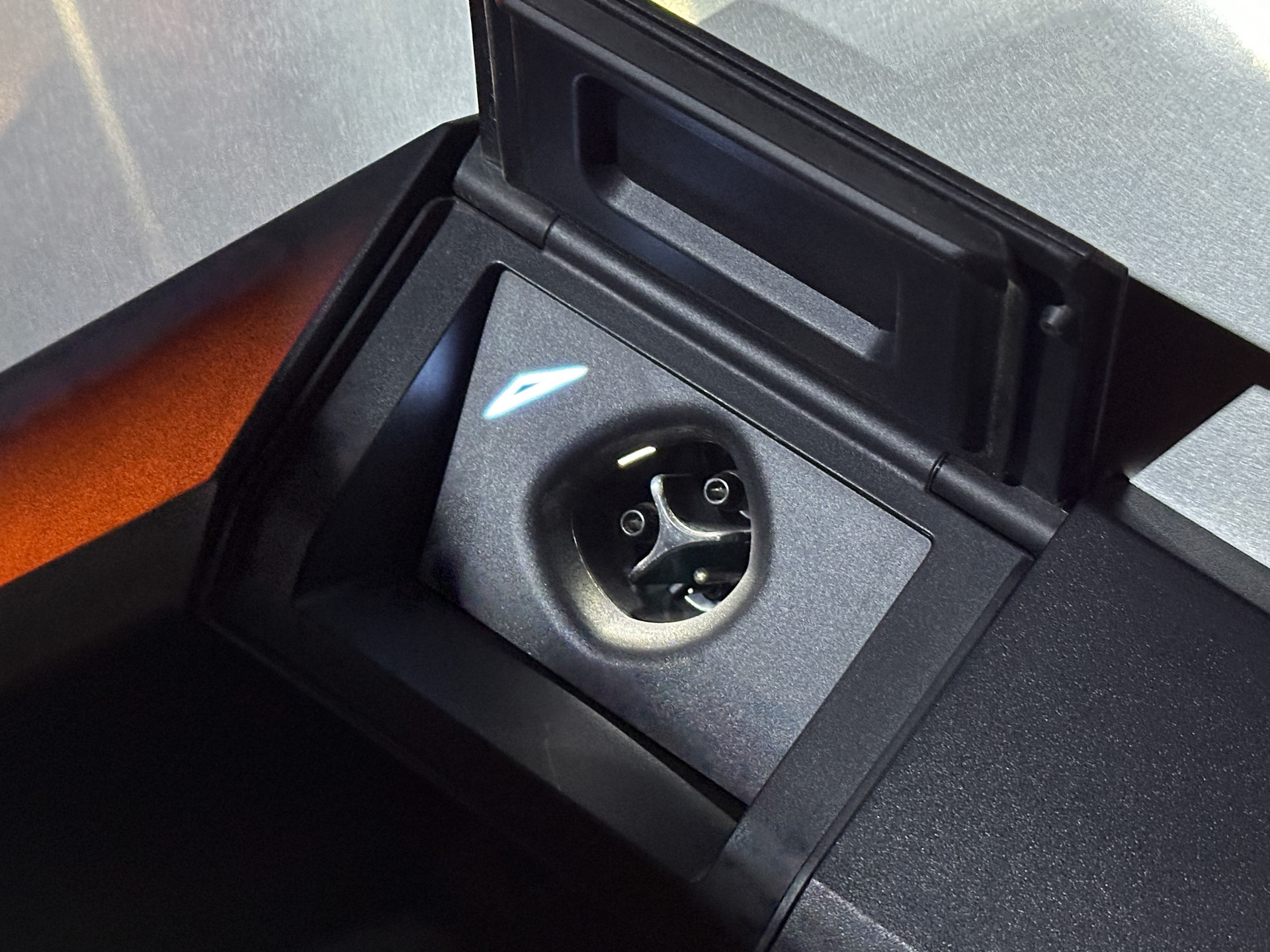 左のリアタイヤ付近に充電口が用意される