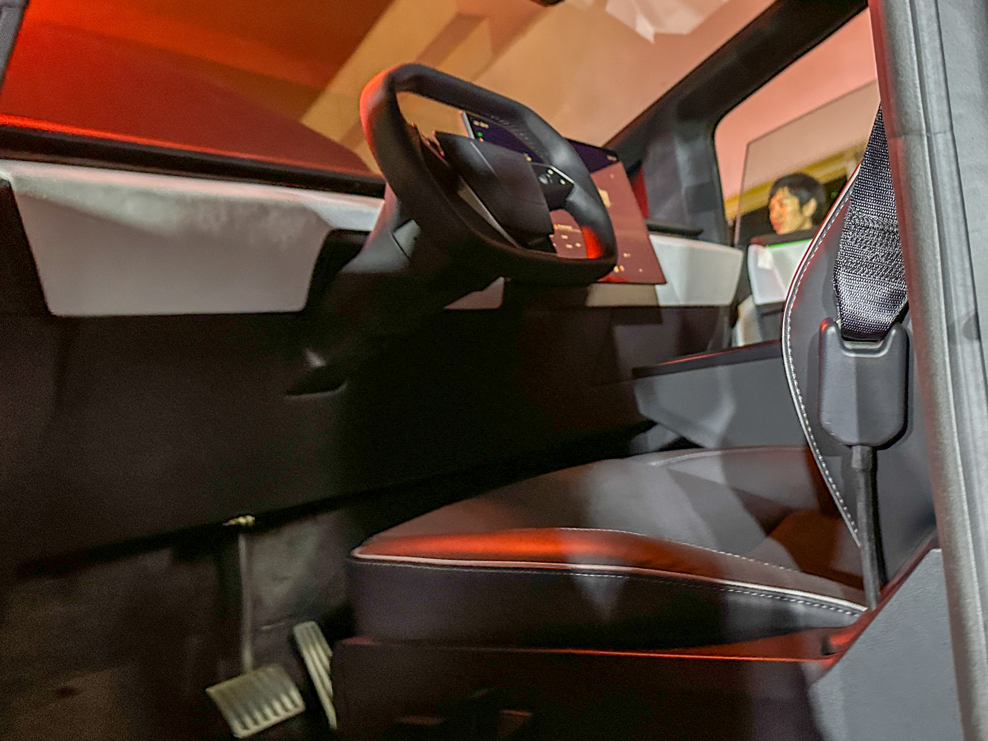 フロントに2名、リアに3名分のシートを用意するインテリア