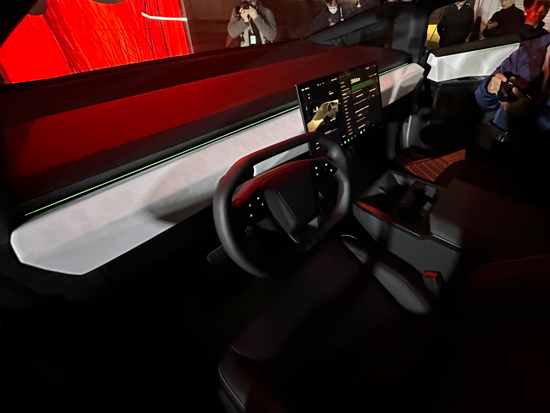 フロントに2名、リアに3名分のシートを用意するインテリア