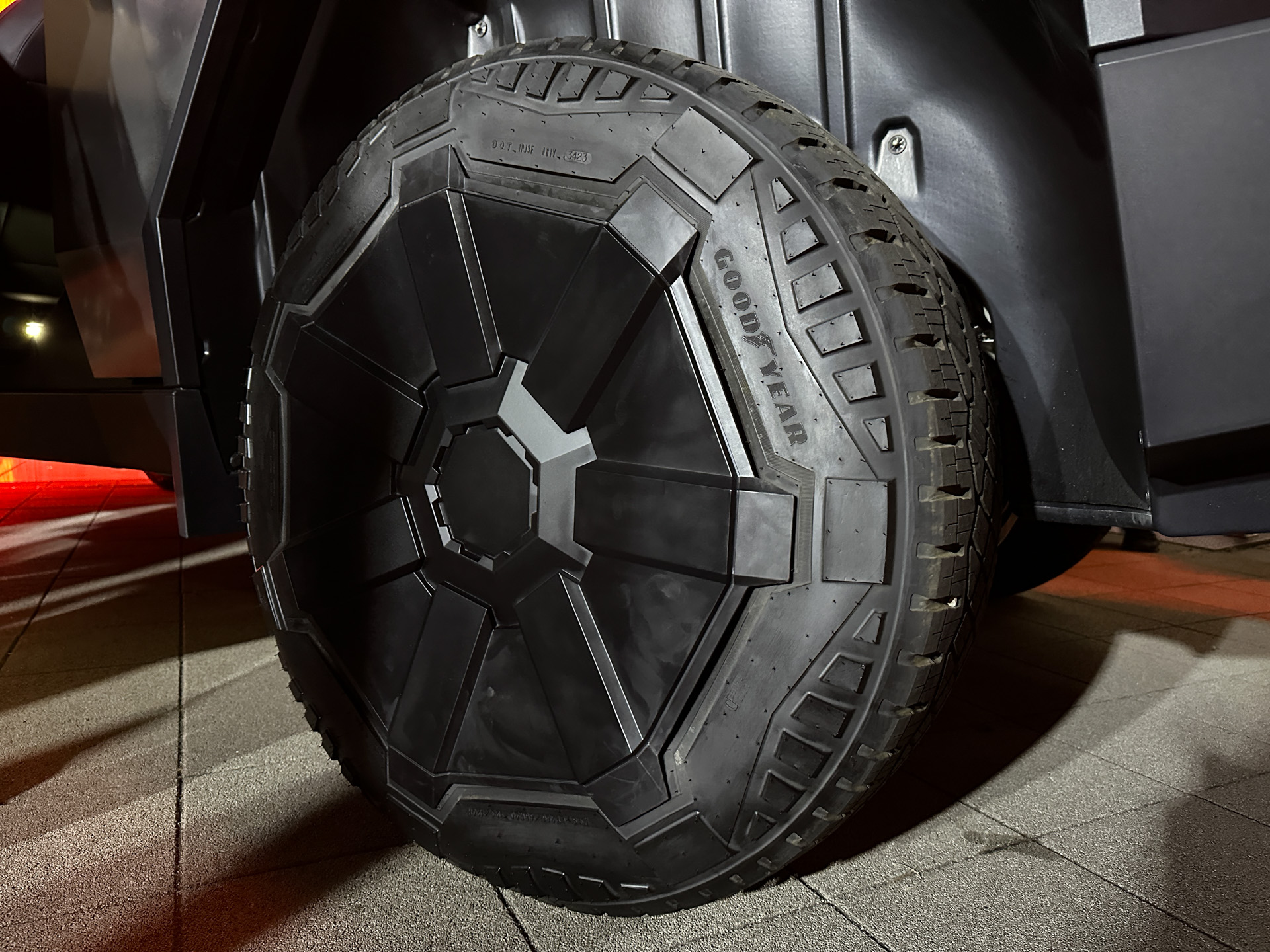 20インチのプレミアム オールテレインタイヤを装着