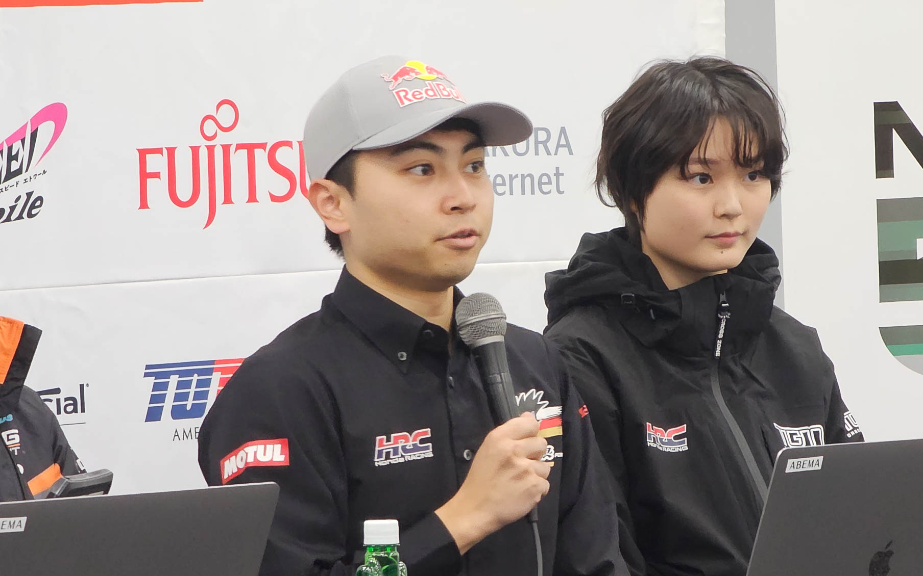 岩佐歩夢選手（写真手前）