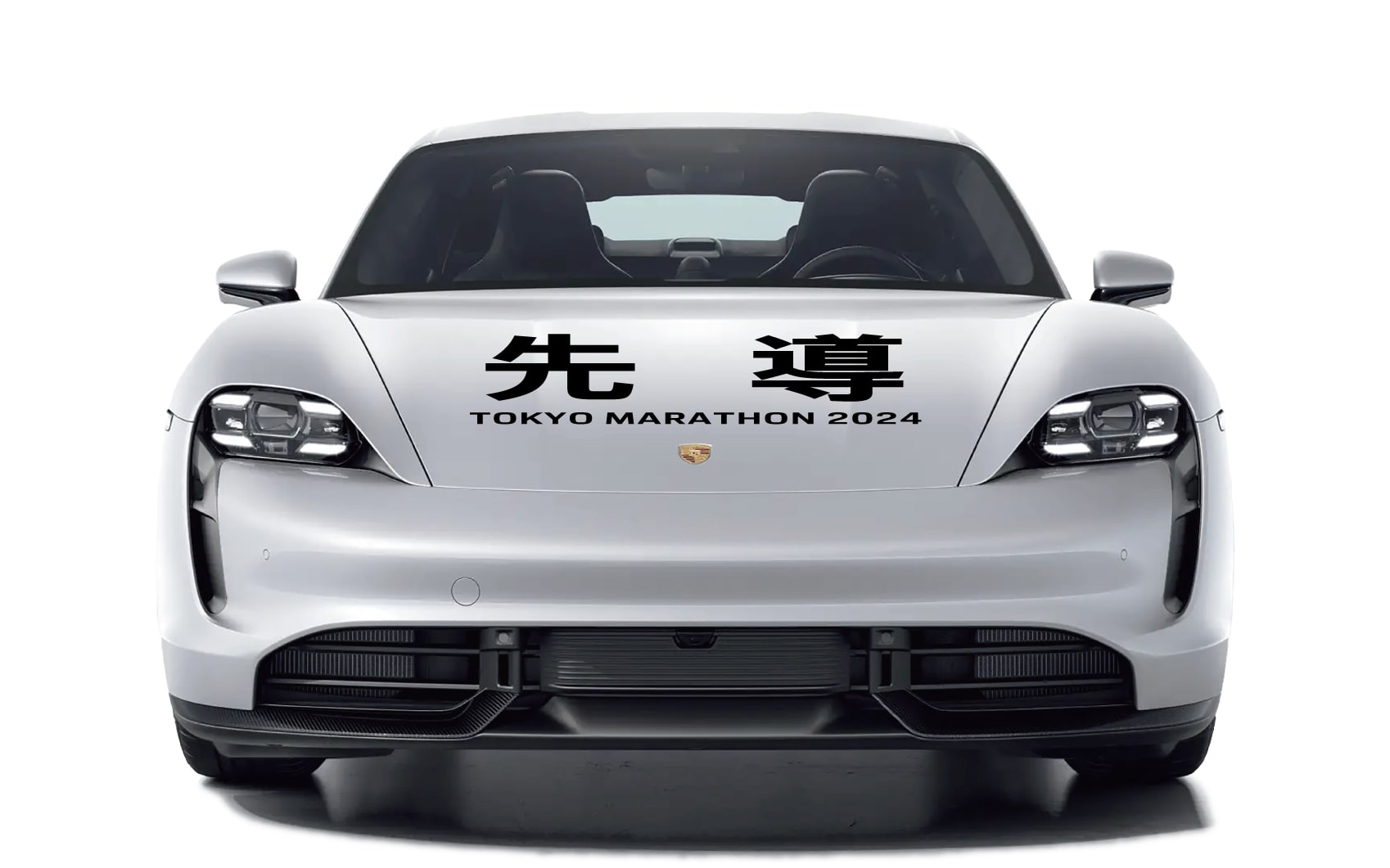 先導車両のラッピングがされたタイカン