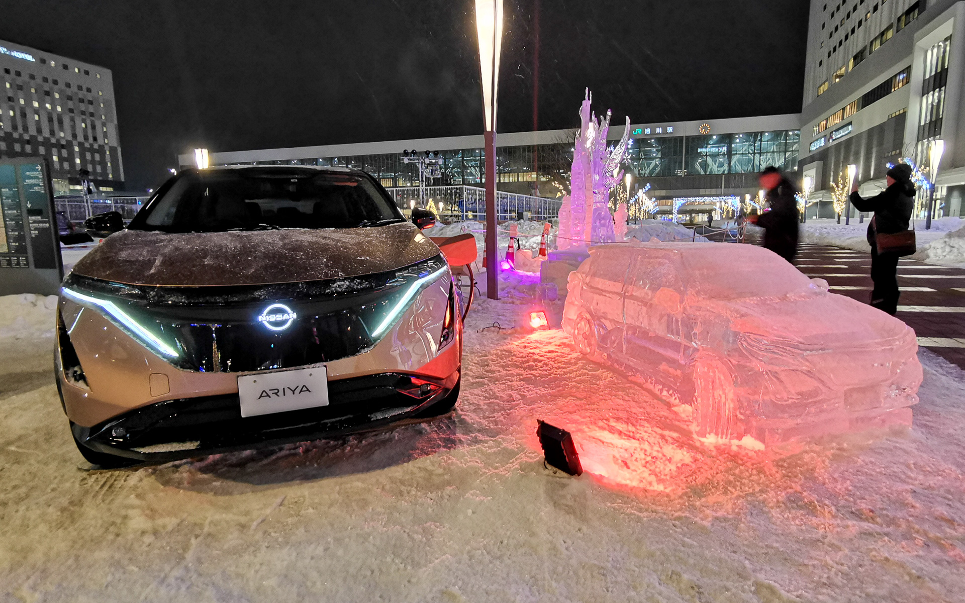 旭川駅前に展示されていた実車の「アリア」と氷で作った「アリア」