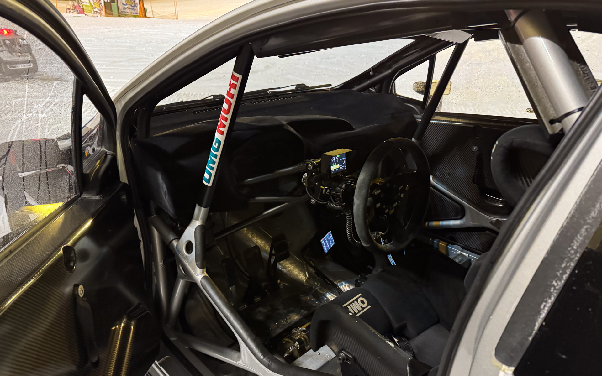 ヤリスWRCのコクピット。シンプルなメーターが取り付けられている