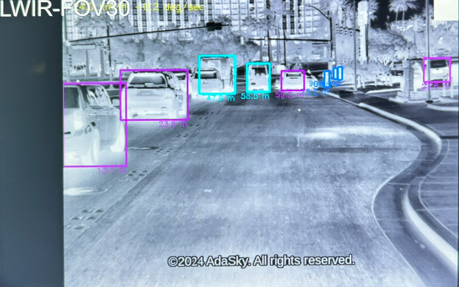 画像認識によりオブジェクト認識が行なわれ、車間距離の認識が行なわれている