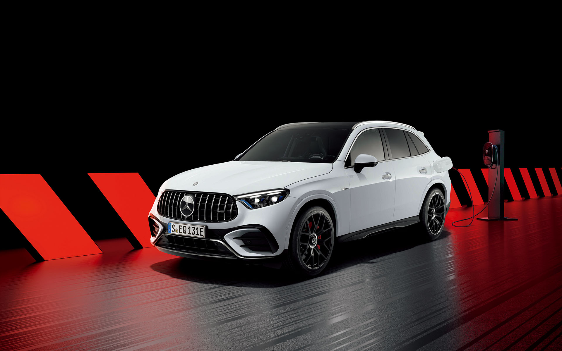 GLCのスポーツモデル「メルセデス AMG GLC 63 S E PERFORMANCE」