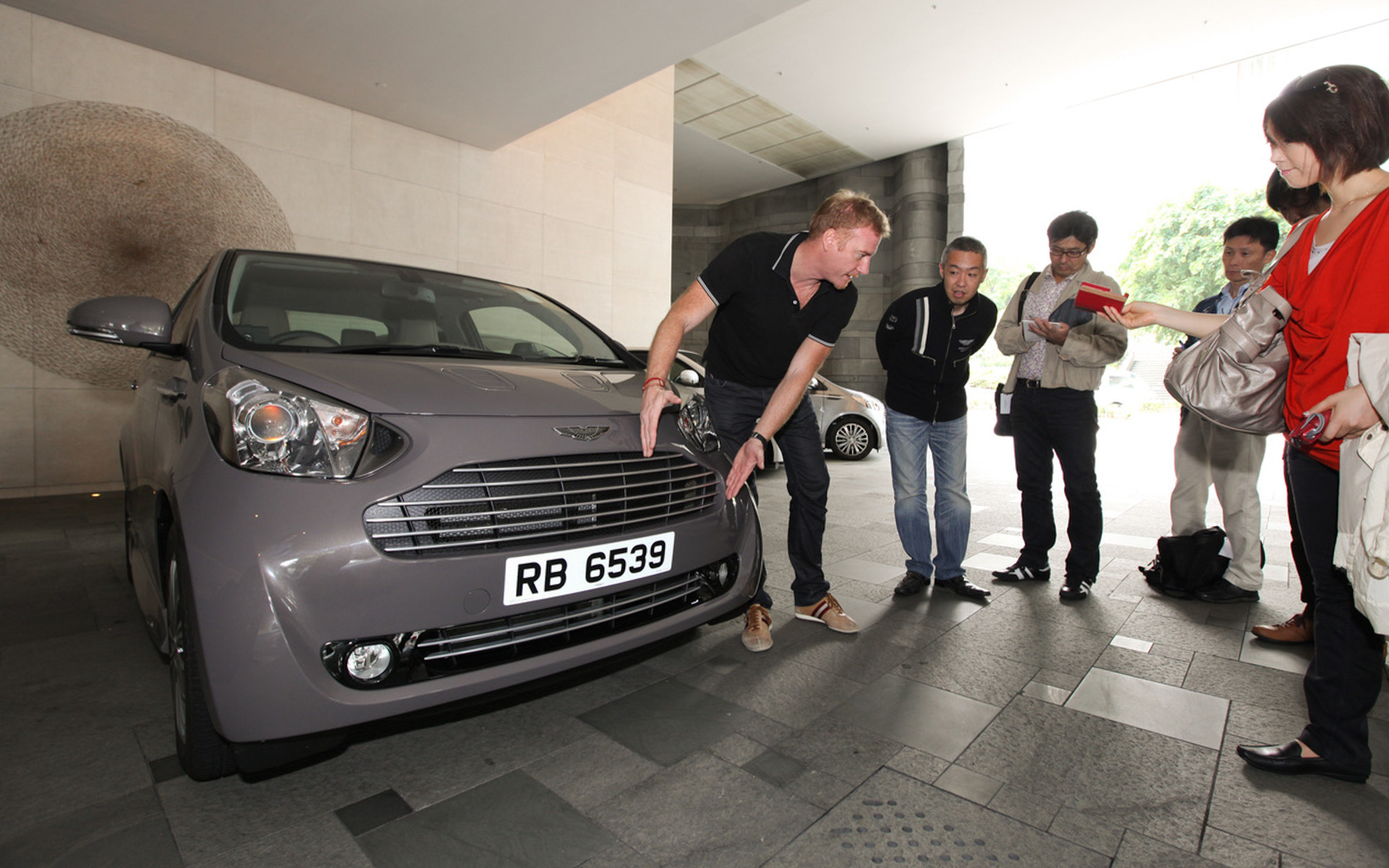 シグネットの国際試乗会でのひとコマ。アストンマーティンのエンジニアがとっても丁寧に解説してくれたのを覚えています。インテリアにも相当のこだわりを持って作られたことが伝わってきました。今では販売されておらず、まだ街中でも見かけたことがないので超レアモデルかもしれないですね