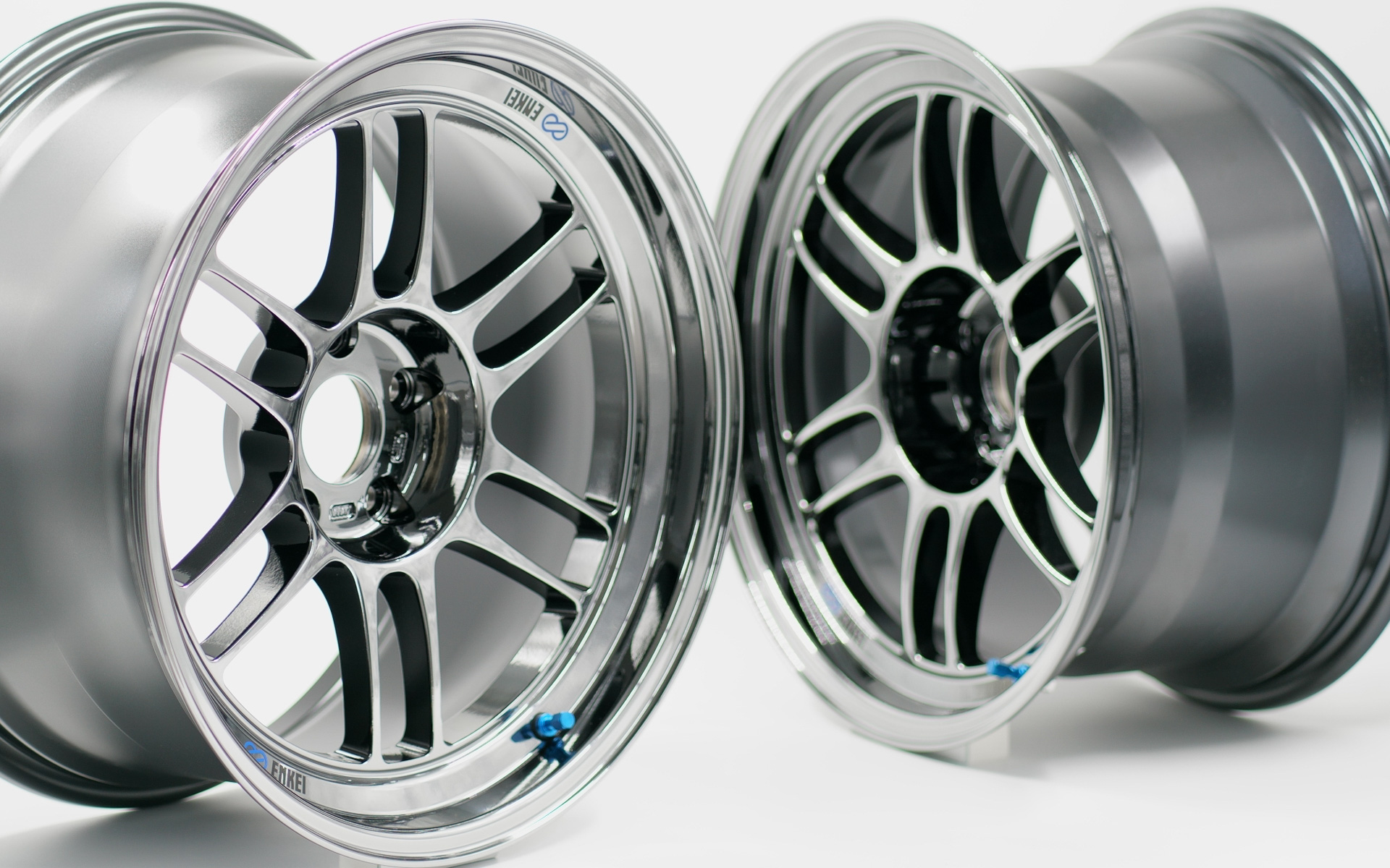 エンケイのホイール「RPF1RS」（左）と「RPF1」（右）。どちらも新色のSBCモデル