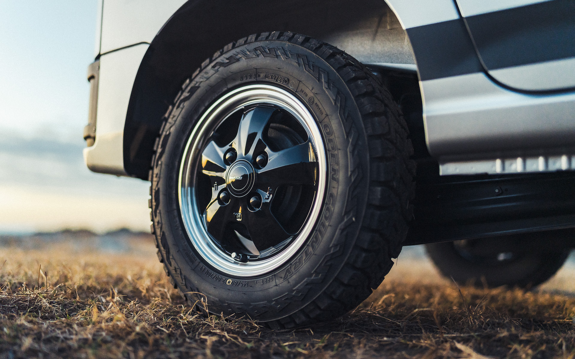 ホイールはWedsの「GYRAFT 5S」、タイヤはトーヨータイヤの「オープンカントリー」でワイルドさを演出