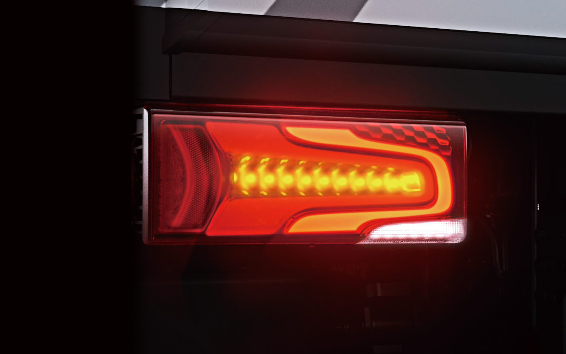 新規搭載LEDリヤコンビネーションランプ（オプション設定　※ダンプ車を除く）