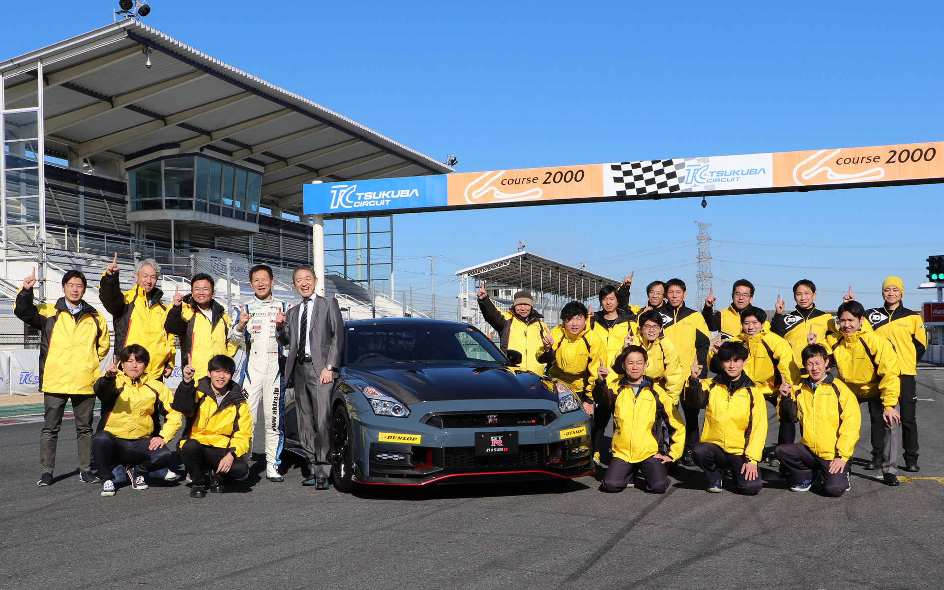 筑波サーキットで行なわれた記念撮影