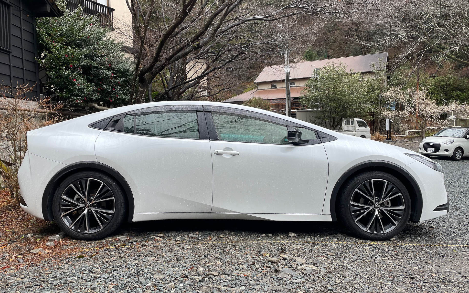 今回の足は奮発してトヨタレンタカー静岡駅新幹線口でプリウスを借りた。エッジの効いたデザインは今でもビックリする