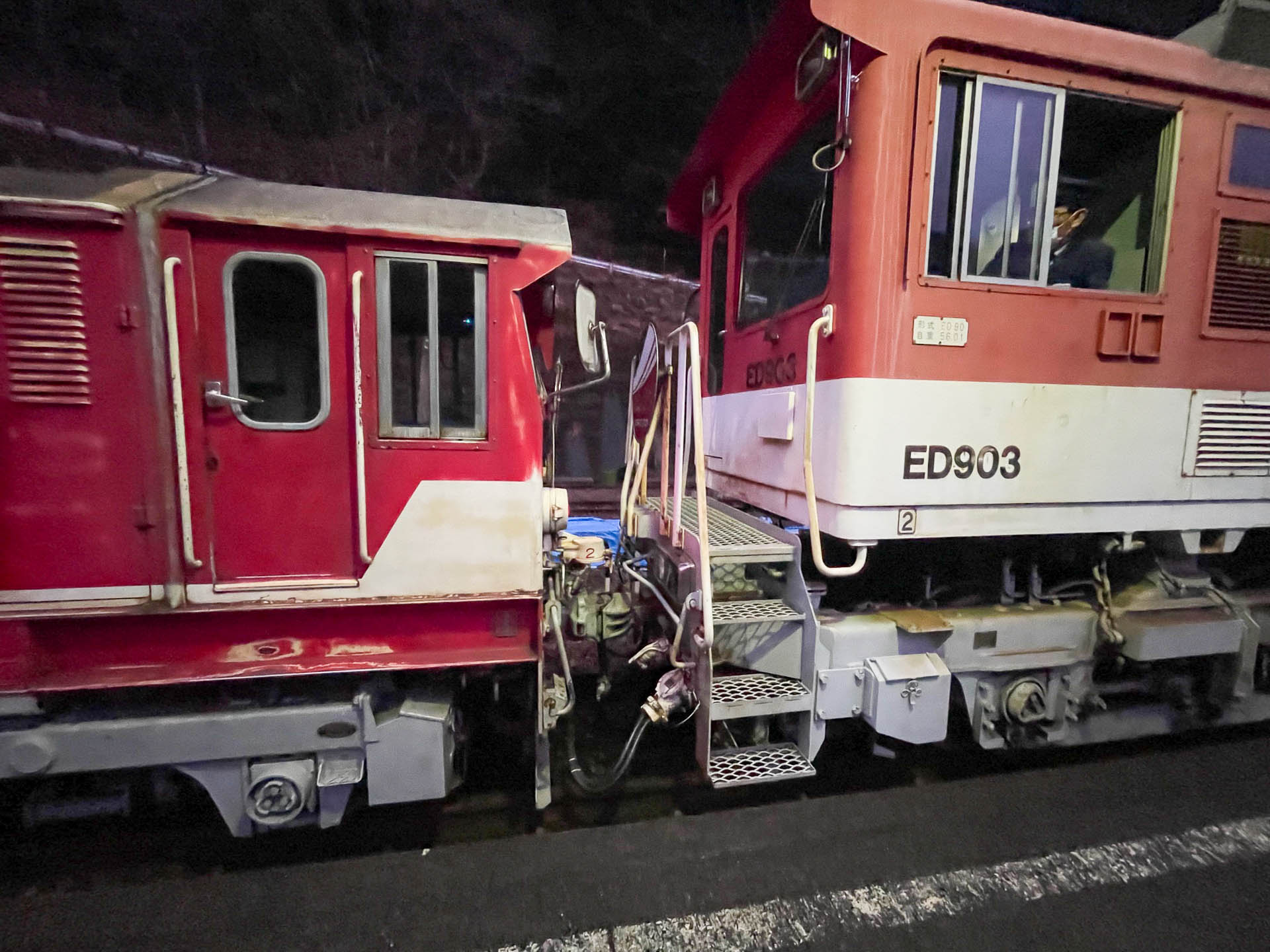 アプト式列車を連結して急坂をジワジワと押し上げる