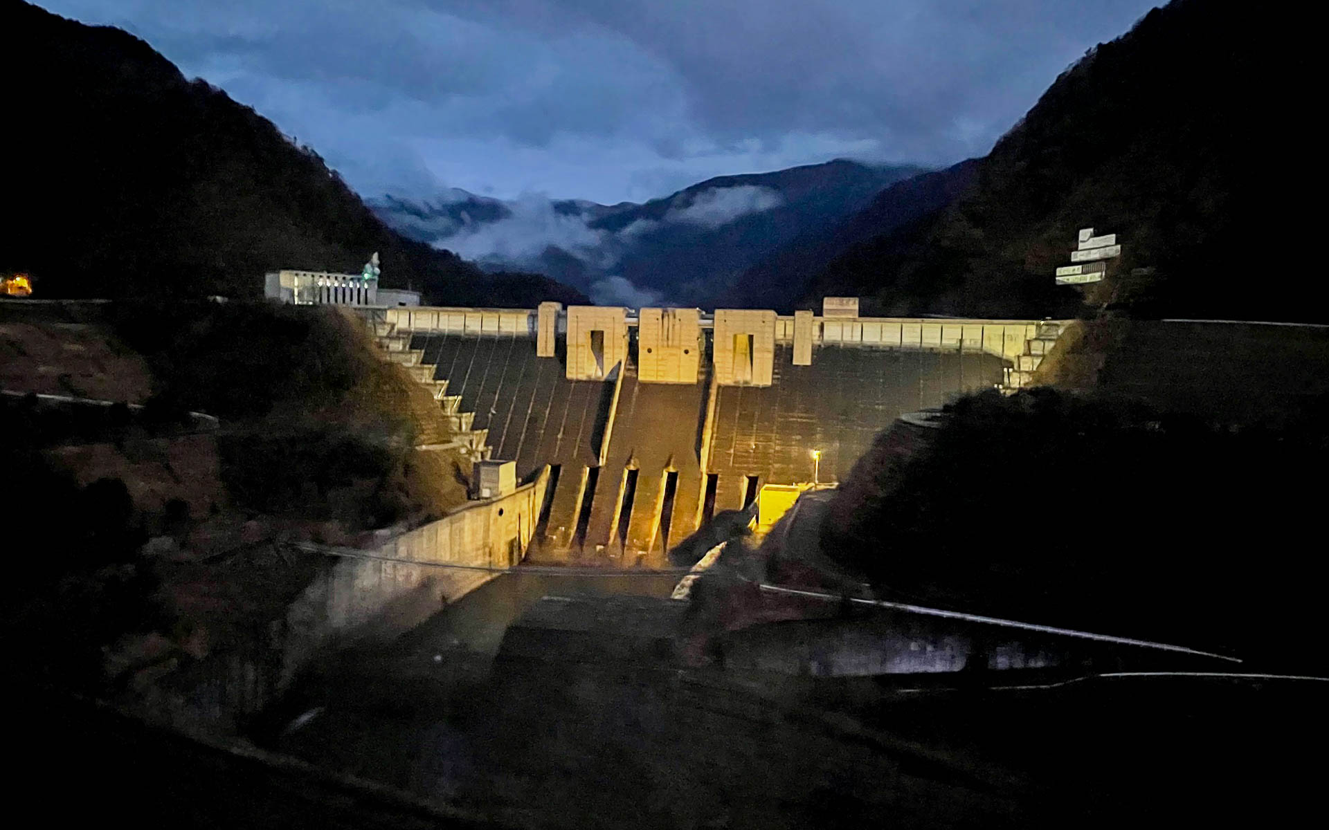 ライトアップされた長島ダム。壮大な建造物は威厳がある