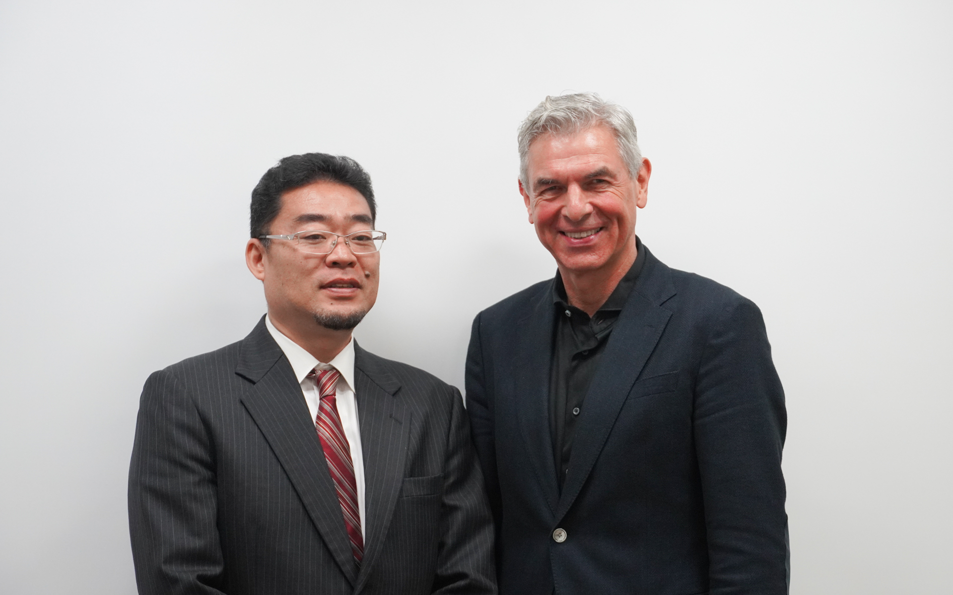 左からセレンス ジャパン リージョナル・バイスプレジデント 松尾大樹氏、セレンス 最高経営責任者兼取締役 ステファン・オルトマン氏