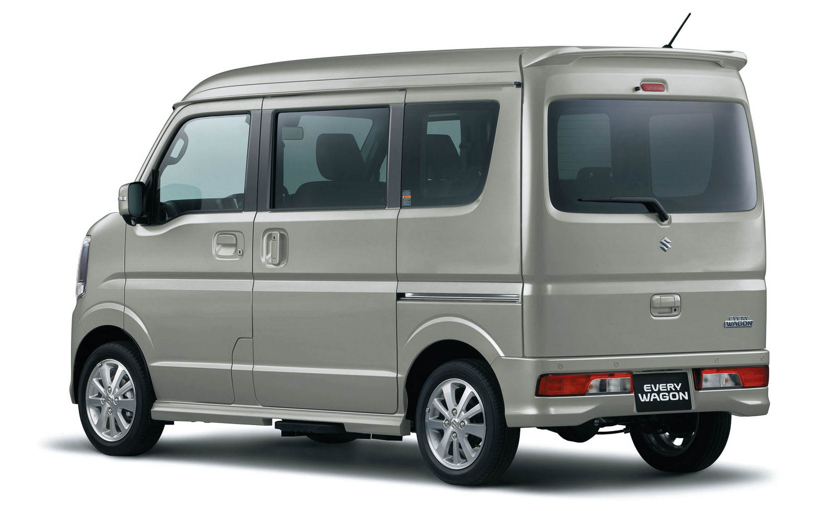 エブリイワゴン（PZターボ ハイルーフ車）。ボディカラーはモスグレーメタリック