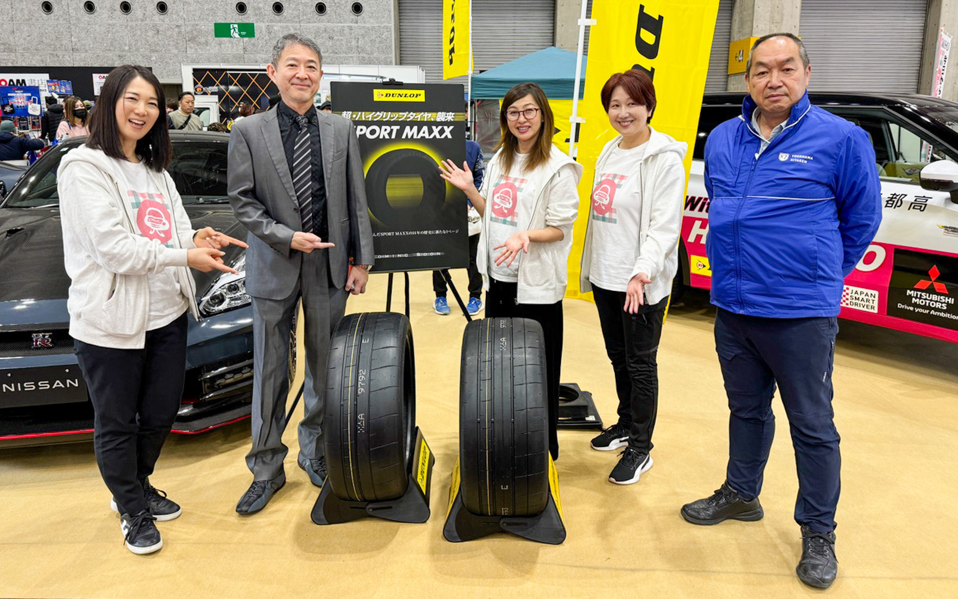 日産のブランドアンバサダーとして活躍している田村宏志さんが、私たちOKISHUのブースに遊びに来てくれました。筑波最速を出したGT-R NISMOと、その時に装着したダンロップタイヤの前でパチリ