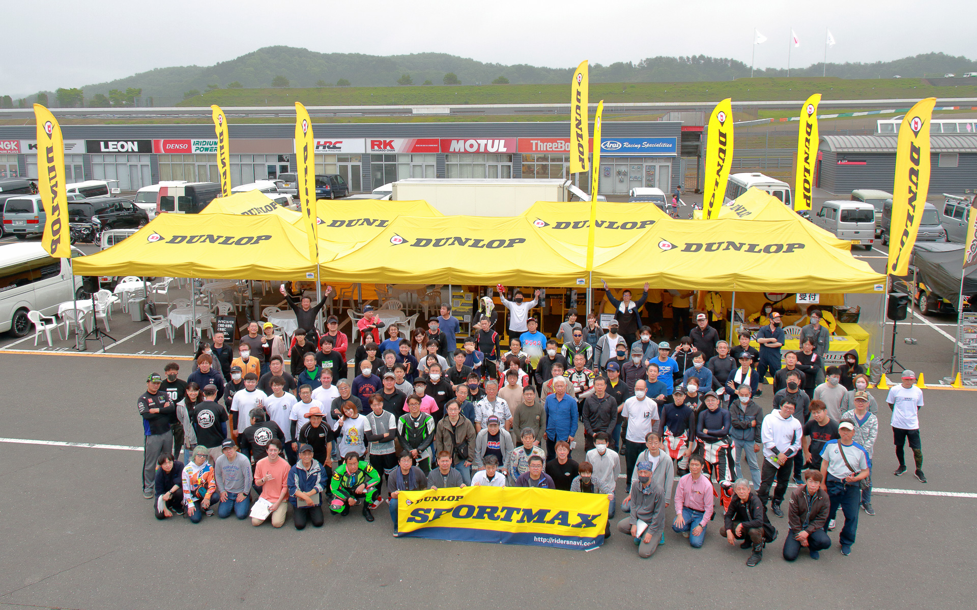 過去のイベントでの集合写真撮影の様子