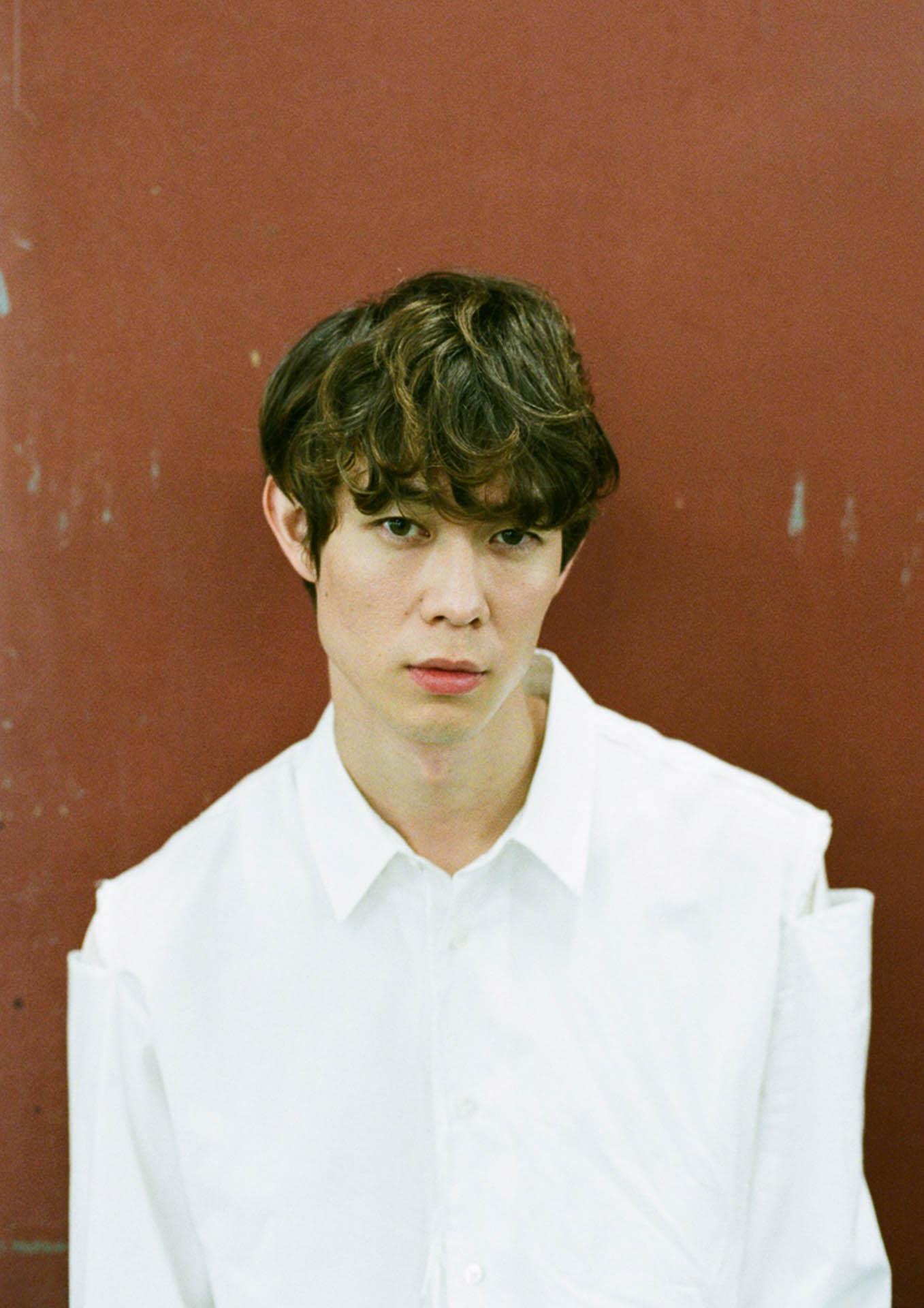 レンジローバー イヴォークのキャンペーンアンバサダーとなった宮沢氷魚さん。ドラマ「コウノドリ」第2シリーズ(2017年)で俳優デビュー。以後、ドラマ「偽装不倫」(2019年)、NHK連続テレビ小説「エール」(2020年)、舞台「ピサロ」(2022年)などに出演している。映画「騙し絵の牙」(2021年)では日本アカデミー賞新人俳優賞を受賞。初主演映画「his」(2020年)では数々の映画賞を受賞し、2023年映画「エゴイスト」ではアジア全域版アカデミー賞「第16回アジア・フィルム・アワード」(AFA)、毎日映画コンクールにおいて“助演男優賞”、日刊スポーツ映画大賞 石原裕次郎賞を受賞した。現在、1月期TBS日曜劇場「さよならマエストロ~父と私のアパッシオナート~」に出演中。3月には映画「52ヘルツのクジラたち」の公開が控えており、2025年放送予定のNHK大河ドラマ「べらぼう~蔦重栄華乃夢噺~」への出演も決定している