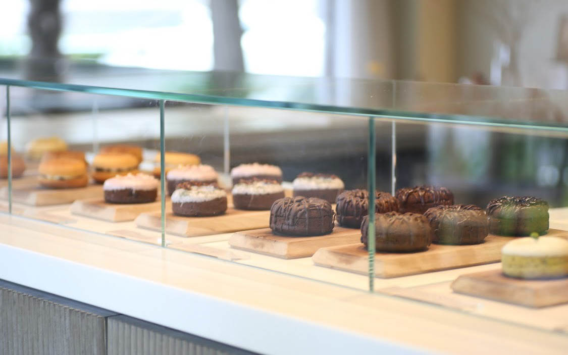 ケーキのようなドーナツを中心に、伝統的な製法と不思議な技術で仕上げられたハンドポータブルな焼き菓子を取りそろえている「HOCUS POCUS」によるオリジナルドーナツを提供。ドーナツは「揚げ」「焼き」「蒸し」製法を問わず、あらゆる年代の人が好んで食べられるよう、素材の持つ魅力や食感、風味を大切にして創作している