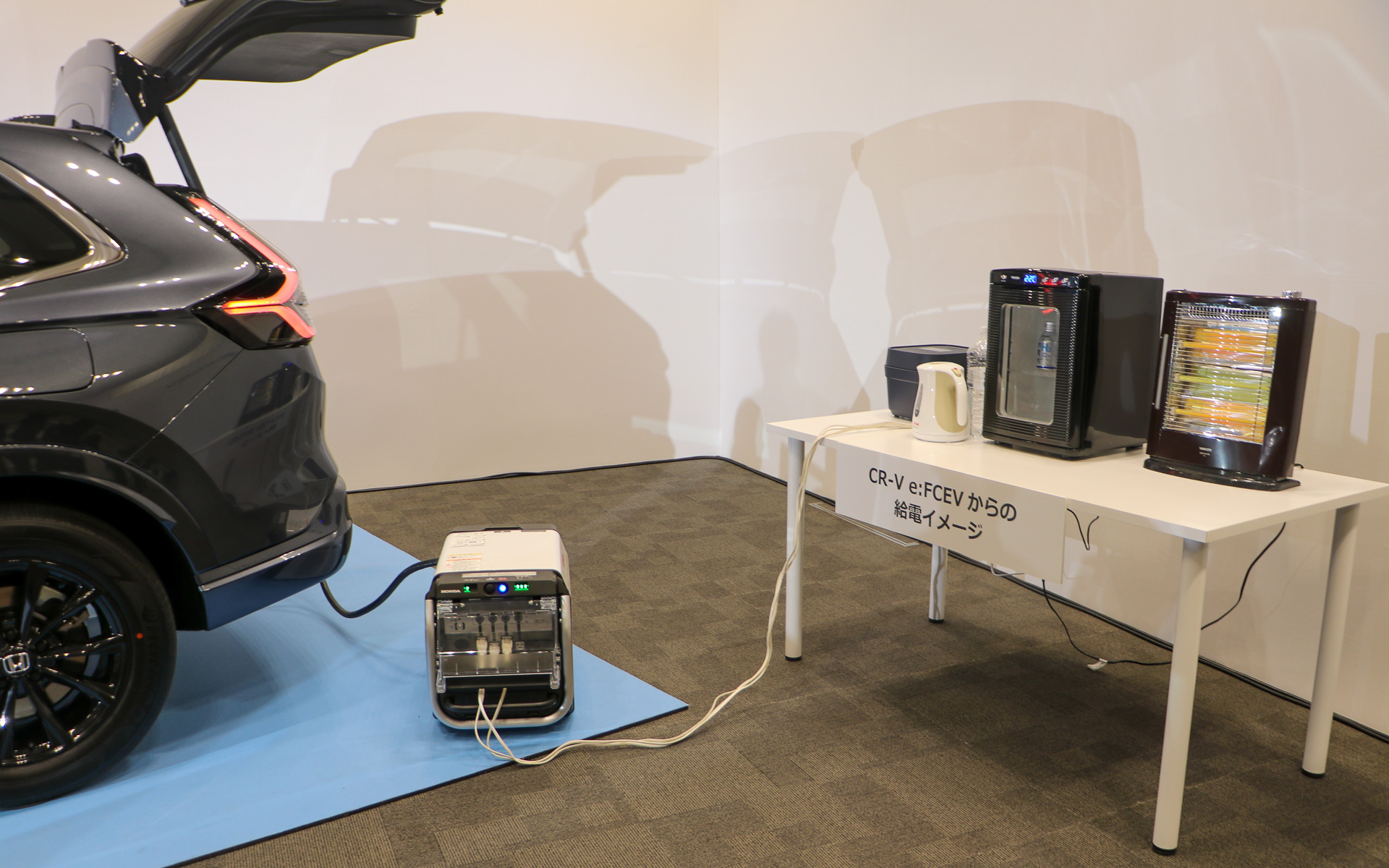 可搬型外部給電機を接続することで高出力の電力供給が可能となる