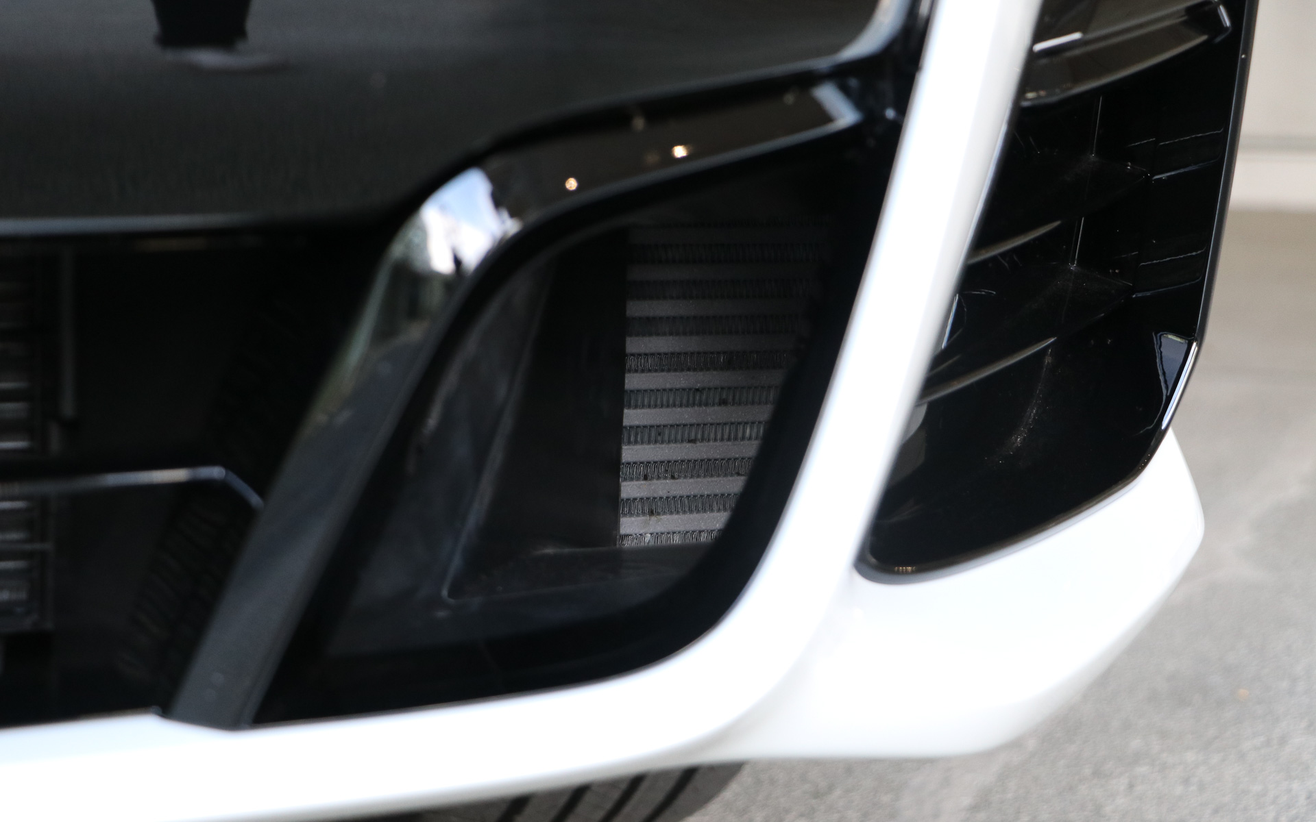 フロント左側のみ冷却用のクーラーを搭載