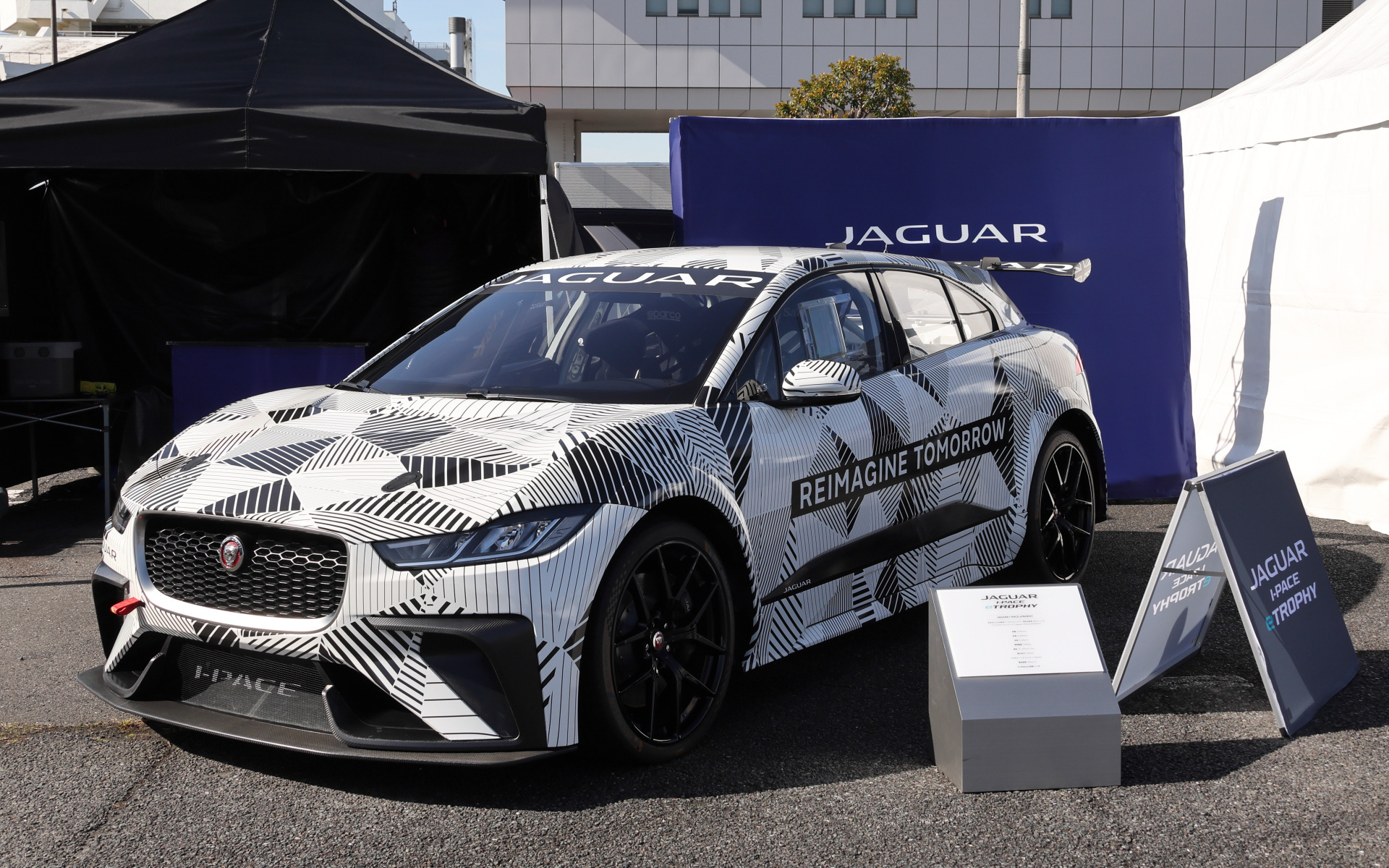 ジャガー・ランドローバーのブースでは世界初となる市販車ベースのBEVによるワンメイクレースシリーズ「JAGUAR I-PACE eTROPHY」のマシンを展示
