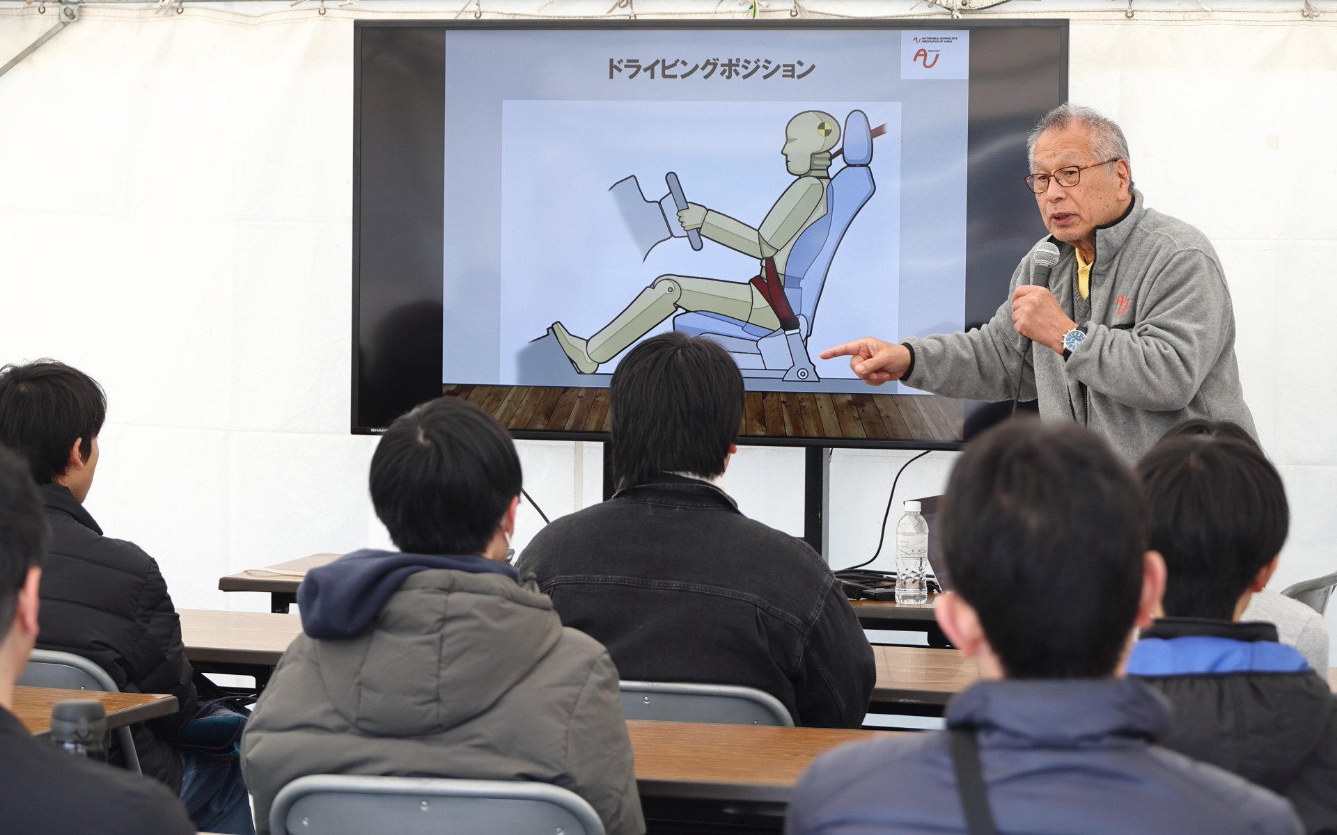 「U-18運転予備校」ではAJAJ会長 菰田潔氏が座学の講師を務めた