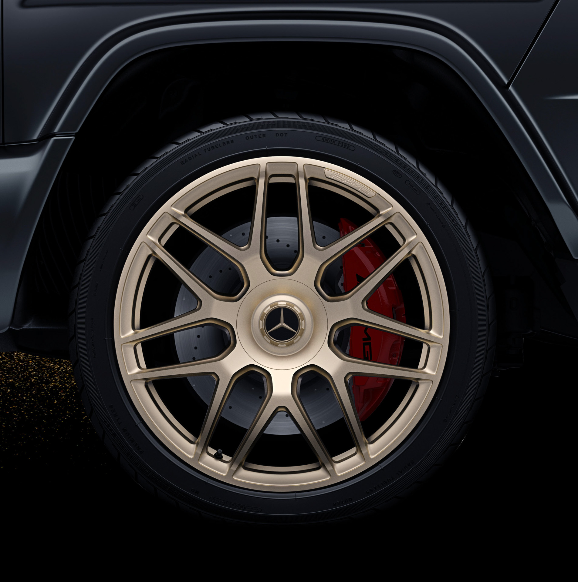 特別仕様車専用のテックゴールドペイントの22インチAMGアルミホイールを特別装備