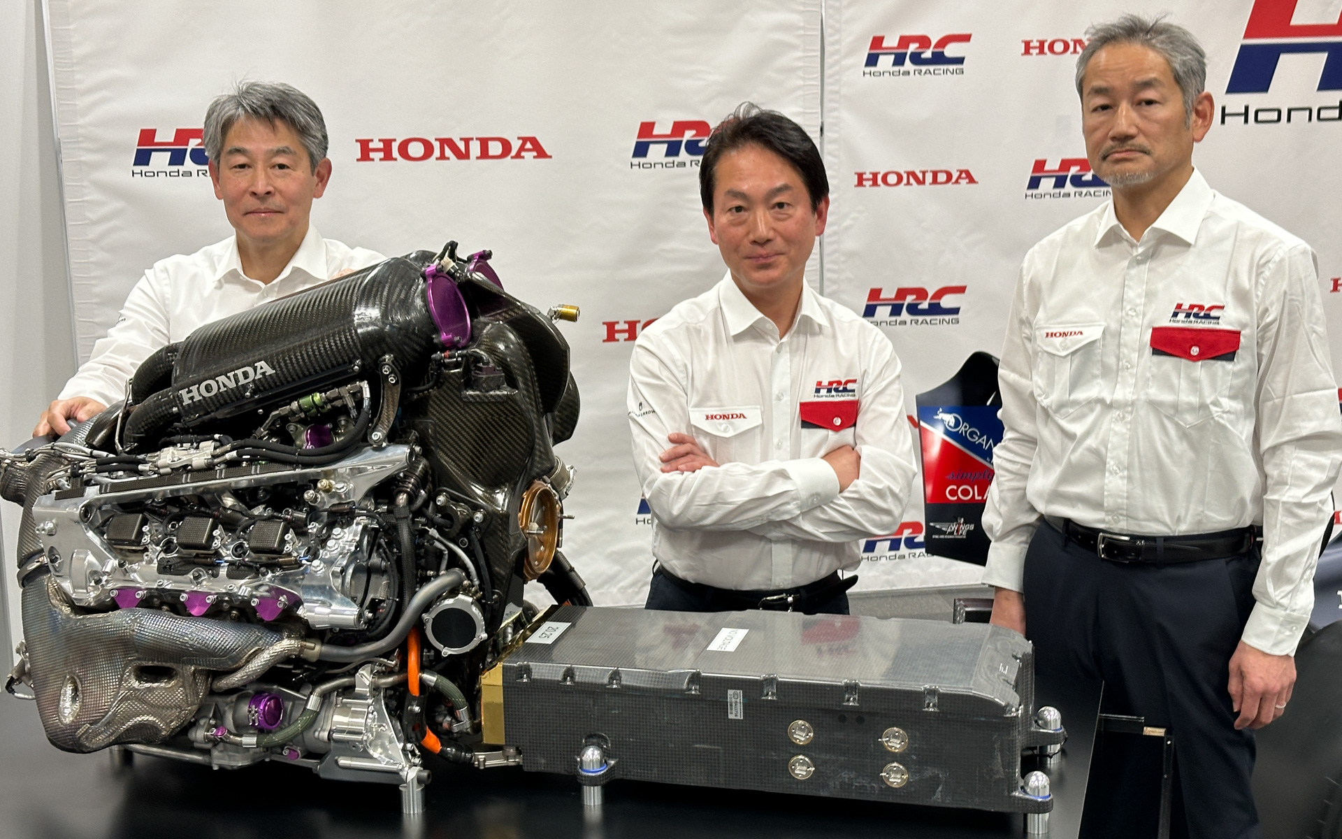 左から株式会社ホンダ・レーシング エグゼクティブチーフエンジニアF1プロジェクトLPL（総責任者） 角田哲史氏、同代表取締役社長の渡辺康治氏、同常務取締役 四輪レース開発部長 武石伊久雄氏
