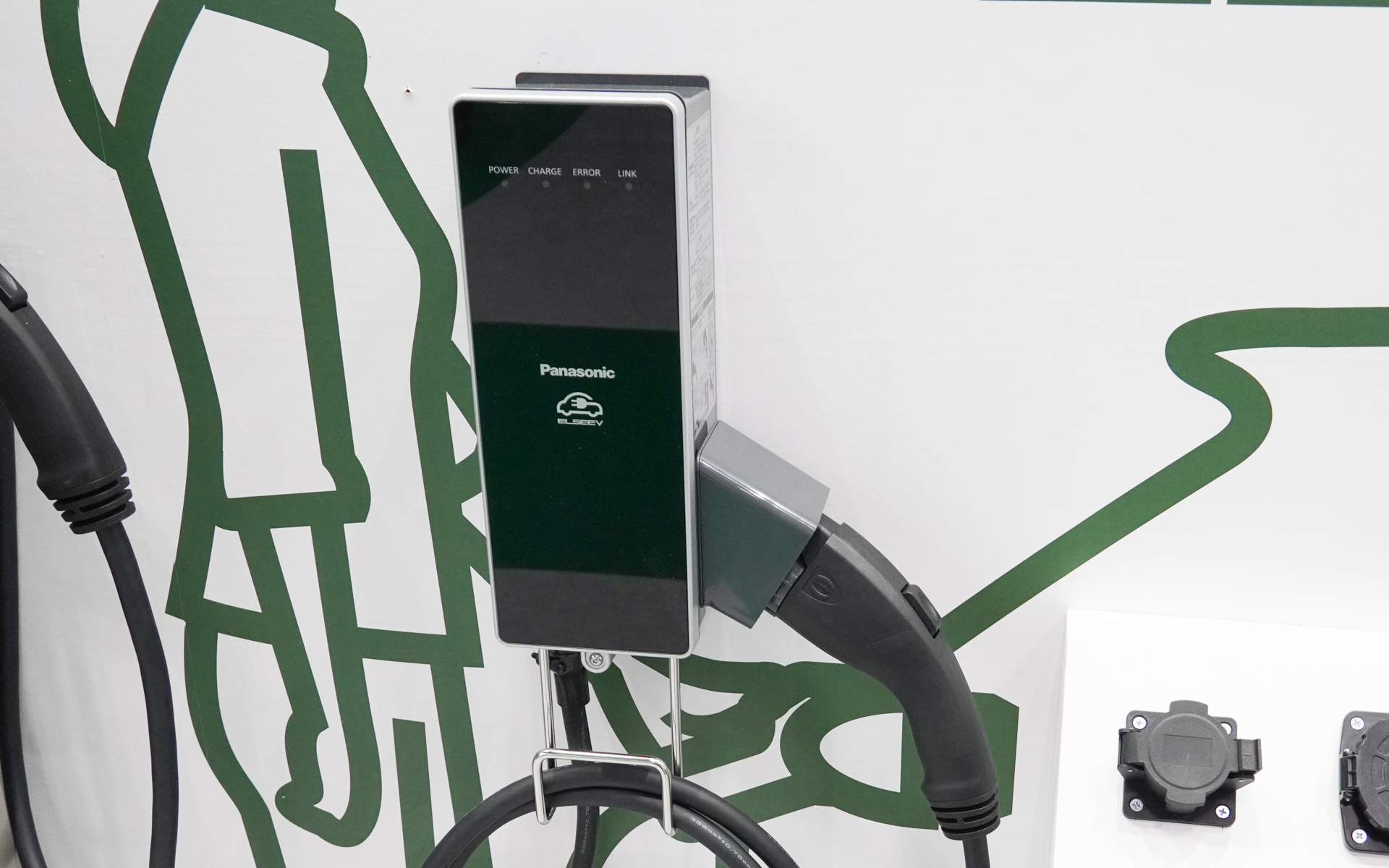 こちらはV2Hではなく普通充電器のELSEEV hekia S Mode 3。6kWや3kWタイプ、AiSEG2対応の有無などの仕様が選べる