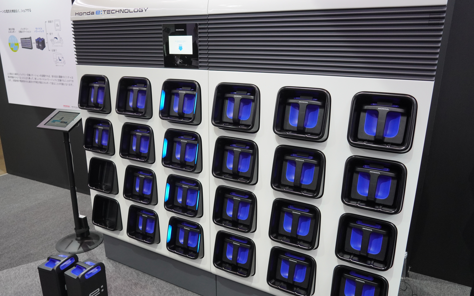 ホンダは着脱式可搬バッテリのスタンドとなるHonda Power Pack Exchanger e：を展示。バッテリを実際に抜き差しできる