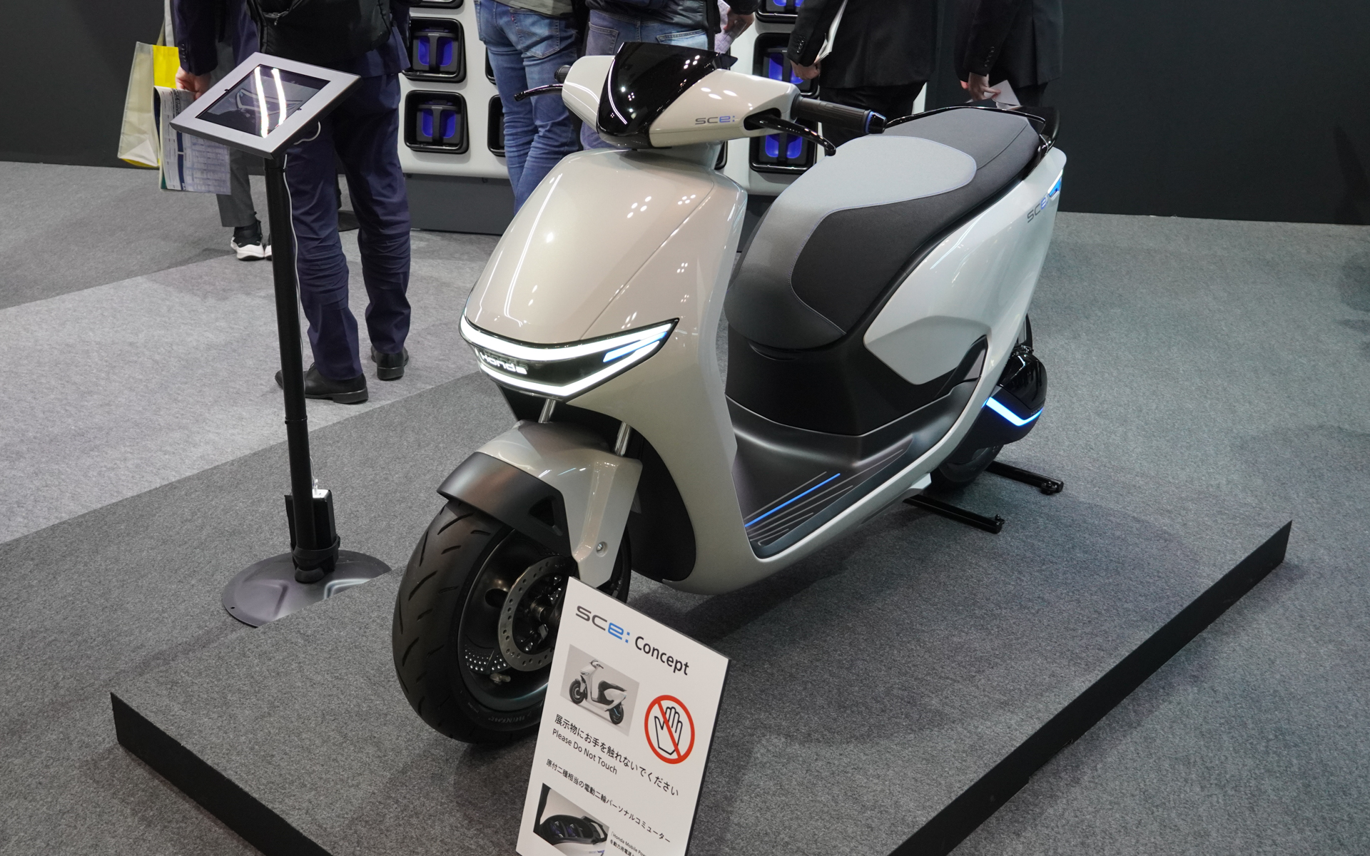 ホンダのバッテリ「Honda Mobile Power Pack e：」で動く電動二輪車のコンセプトカー SC e: Concept