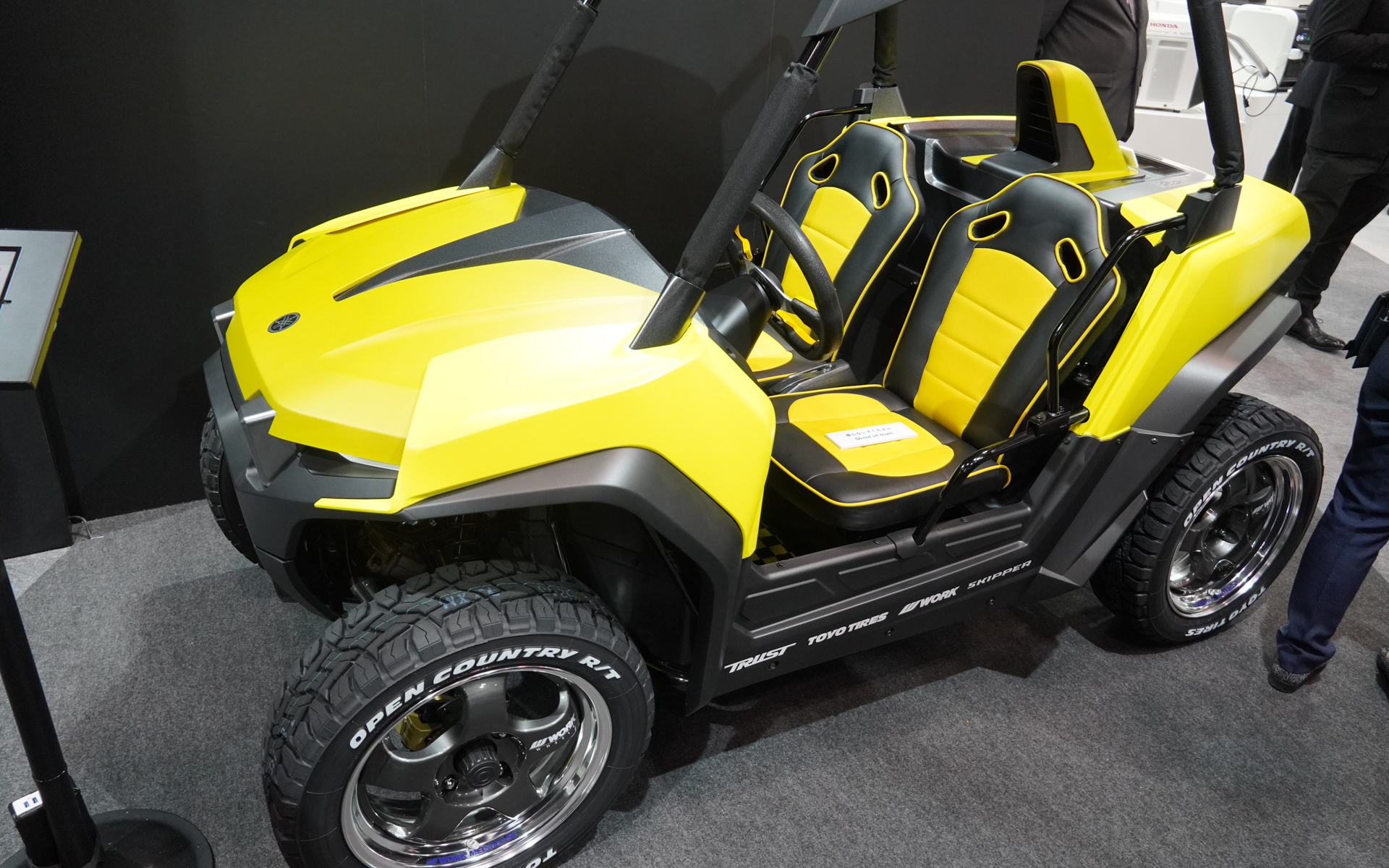 Honda Mobile Power Pack e：を採用するヤマハの2人乗り電動モビリティのプロトモデル「DIAPASON C580」。不整地を走ることを想定