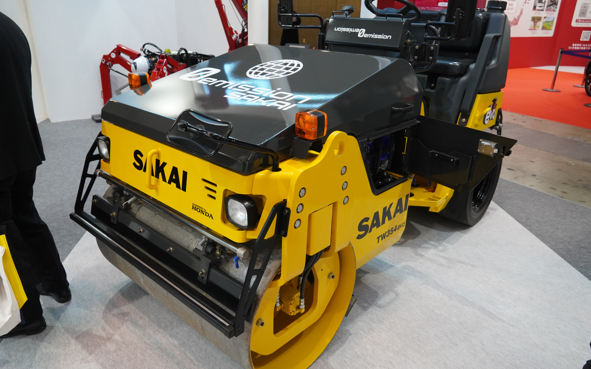 酒井重工業の舗装用ローラーを電動化